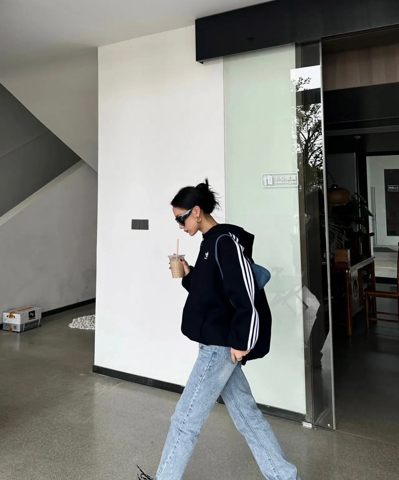 ♻️💯Upper body reference model picture❤️Top tested version BALENCIAGA/Paris co-branded Adidas Adidas clover three-stripe LOGO embroidered hooded sweatshirt. The fabric is made of Paris ZP custom-woven and dyed cotton terry fabric. Weighing 450 grams, the cloth surface is clean. The cloth pattern is clear, soft and comfortable. The threads are dyed with no color difference. The classic pattern embroidery uses imported embroidery, and the letters are clear, three-dimensional and without rough edges. Custom-woven two-way zipper hardware, the upper zipper is BALENCIAGA, the lower zipper is Adidas, with electroplating effect! The sense of high-end is straight away! Comparisons welcome. The version adopts OS loose shoulder design. Same style for men and women. Color: Black Size: XS-L P:410