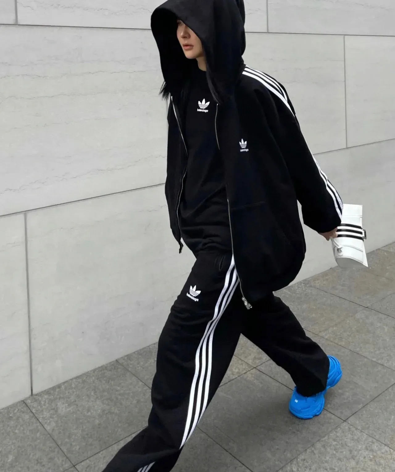 ♻️💯Upper body reference model picture❤️Top tested version BALENCIAGA/Paris co-branded Adidas Adidas clover three-stripe LOGO embroidered hooded sweatshirt. The fabric is made of Paris ZP custom-woven and dyed cotton terry fabric. Weighing 450 grams, the cloth surface is clean. The cloth pattern is clear, soft and comfortable. The threads are dyed with no color difference. The classic pattern embroidery uses imported embroidery, and the letters are clear, three-dimensional and without rough edges. Custom-woven two-way zipper hardware, the upper zipper is BALENCIAGA, the lower zipper is Adidas, with electroplating effect! The sense of high-end is straight away! Comparisons welcome. The version adopts OS loose shoulder design. Same style for men and women. Color: Black Size: XS-L P:410
