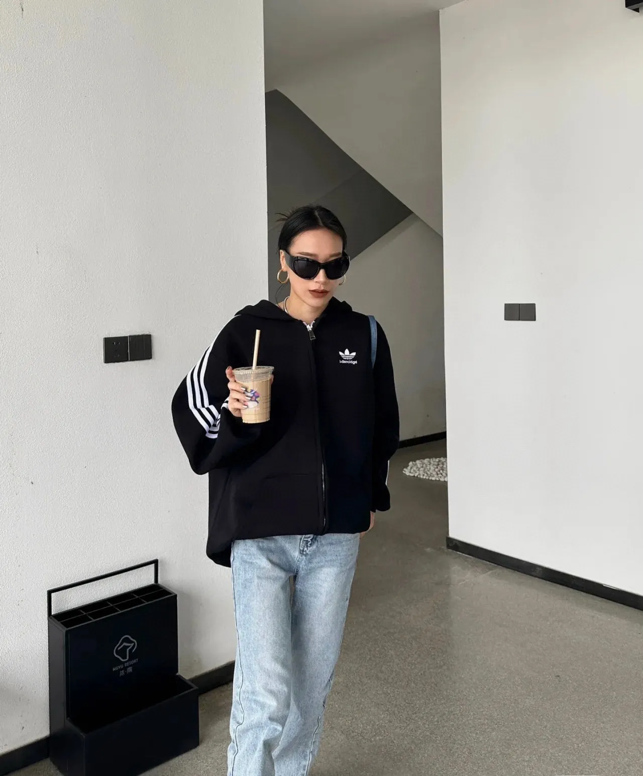 ♻️💯Upper body reference model picture❤️Top tested version BALENCIAGA/Paris co-branded Adidas Adidas clover three-stripe LOGO embroidered hooded sweatshirt. The fabric is made of Paris ZP custom-woven and dyed cotton terry fabric. Weighing 450 grams, the cloth surface is clean. The cloth pattern is clear, soft and comfortable. The threads are dyed with no color difference. The classic pattern embroidery uses imported embroidery, and the letters are clear, three-dimensional and without rough edges. Custom-woven two-way zipper hardware, the upper zipper is BALENCIAGA, the lower zipper is Adidas, with electroplating effect! The sense of high-end is straight away! Comparisons welcome. The version adopts OS loose shoulder design. Same style for men and women. Color: Black Size: XS-L P:410