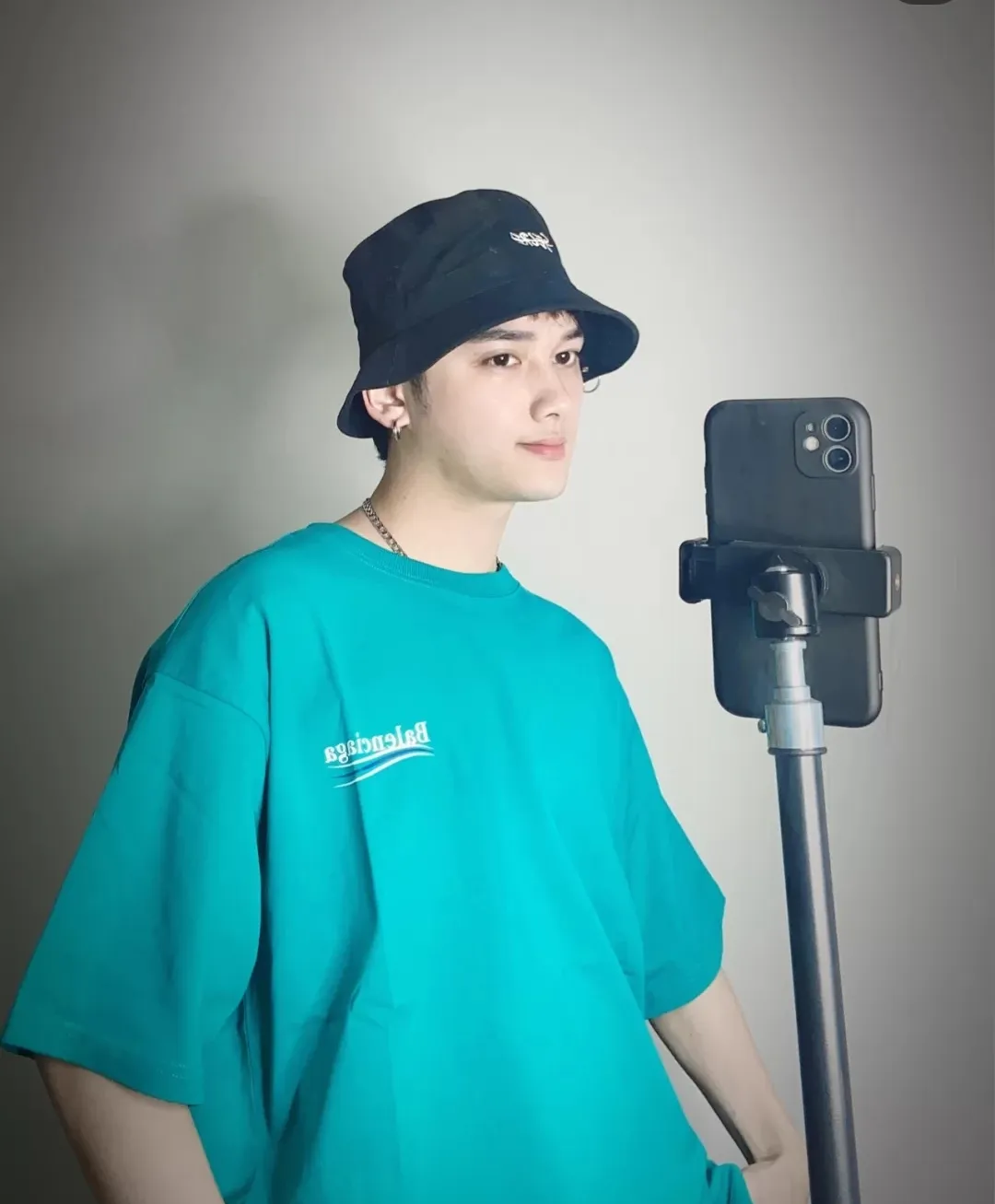 ♻️💯Refer to the model picture for the upper body❤️【Top tested version】Balenciaga Classic Loose Unisex Pure Cotton Short Sleeves. Customized fabrics and printed accessories details are reproduced one to one. It is made of 280g cotton fabric with 32 count fine double cotton yarn plain weave, and the fabric surface is treated with dust-free woolen craftsmanship. The shoulder and chain seams are made of 0.8cm bundled strips inside, and the double chain stitching on the machine side is made of pure cotton. Here is an explanation of why I am dozens of yuan more expensive than others: 1. Each model is produced by the company. The detailed workmanship and fabrics are consistent with the genuine ones. There is no color difference between the ones at the counters. Guaranteed no color difference. Replicas are not scary. Whoever is fake is embarrassed. It’s not shameful to make a replica, it’s shameful if you can’t buy the correct version if you make a replica. All of my series can be found in all major places and will be absolutely stunning!  2. The fabric is made of 280g Paris-specific double yarn. No one can make better fabrics than mine. There is really no way to compare with the ordinary version on the market. Respect it. It is authentic and costs several thousand yuan. Don’t go for the quality of street stalls. 3. The workmanship has been restored in all aspects. The packaging has been restored in all aspects. 4. I guarantee here that this is the highest quality you can find. Size: XS-L Color: Dark Blue P:250
