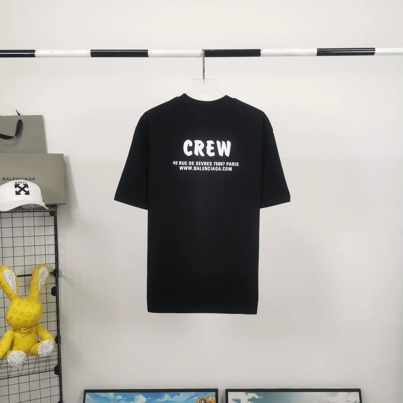 [Launched] Top tested version BALENCIAGA CREW staff limited edition short-sleeved t-shirt for male and female couples, pure cotton celebrity style. As a limited-edition short-sleeved shirt for Balenciaga’s 20th anniversary staff, it is full of Parisian feelings, highly recommended! ! The letters on the chest are also very simple and elegant, and the shape is super OS. The whole dress has been washed, and the 280g combed cotton fabric is very textured and you can touch it! High-definition imported glue and high-coverage screen printing on the chest, the dots are very precise. Color: Peach Pink Black White Size: XS-L P:250