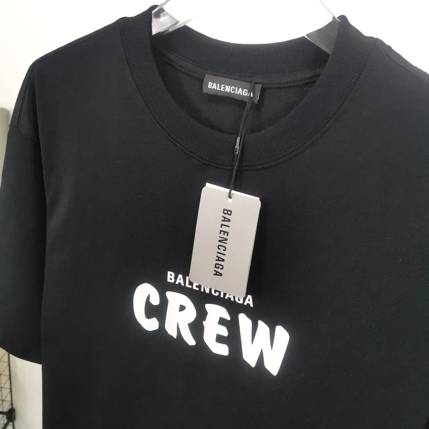 [Launched] Top tested version BALENCIAGA CREW staff limited edition short-sleeved t-shirt for male and female couples, pure cotton celebrity style. As a limited-edition short-sleeved shirt for Balenciaga’s 20th anniversary staff, it is full of Parisian feelings, highly recommended! ! The letters on the chest are also very simple and elegant, and the shape is super OS. The whole dress has been washed, and the 280g combed cotton fabric is very textured and you can touch it! High-definition imported glue and high-coverage screen printing on the chest, the dots are very precise. Color: Peach Pink Black White Size: XS-L P:250