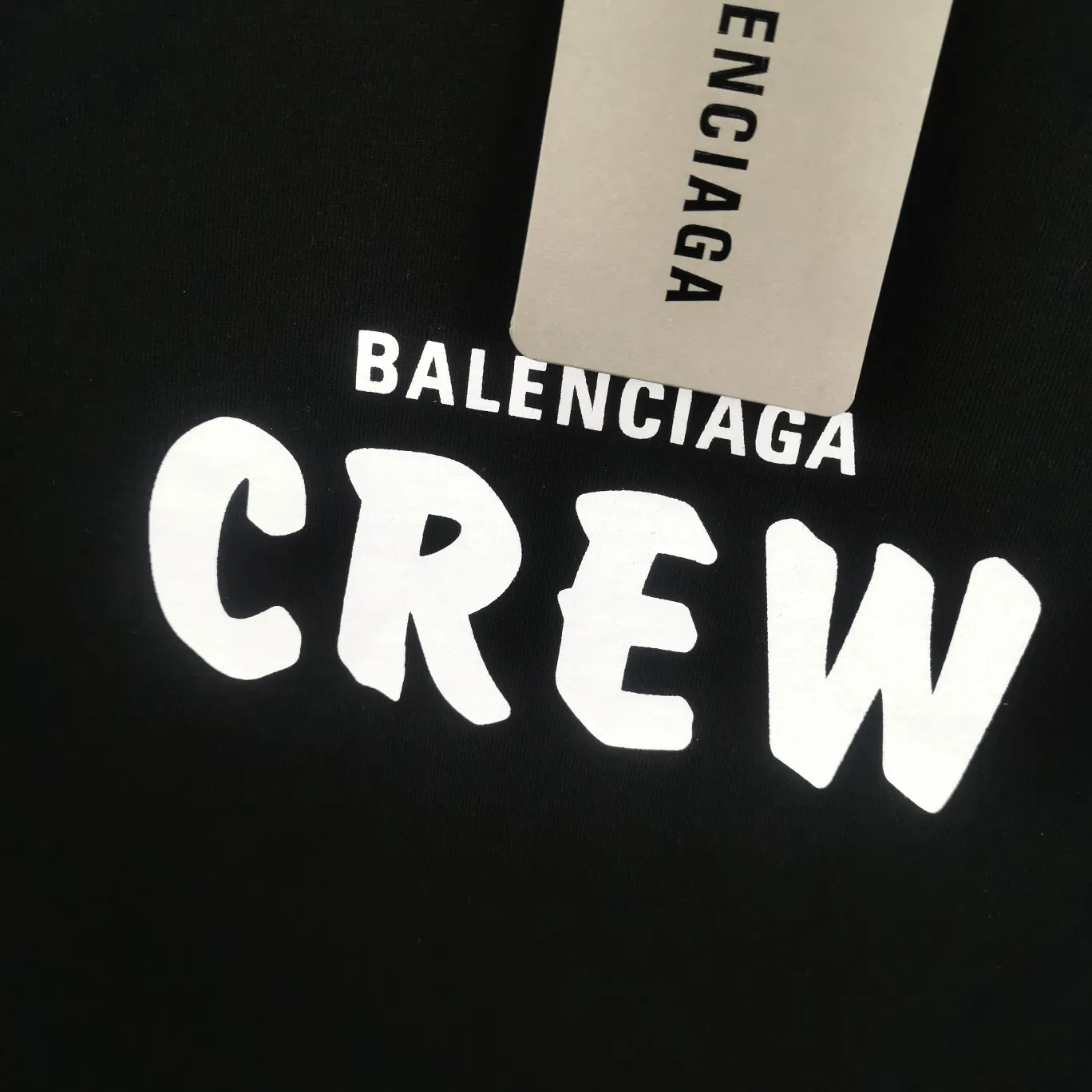 [Launched] Top tested version BALENCIAGA CREW staff limited edition short-sleeved t-shirt for male and female couples, pure cotton celebrity style. As a limited-edition short-sleeved shirt for Balenciaga’s 20th anniversary staff, it is full of Parisian feelings, highly recommended! ! The letters on the chest are also very simple and elegant, and the shape is super OS. The whole dress has been washed, and the 280g combed cotton fabric is very textured and you can touch it! High-definition imported glue and high-coverage screen printing on the chest, the dots are very precise. Color: Peach Pink Black White Size: XS-L P:250