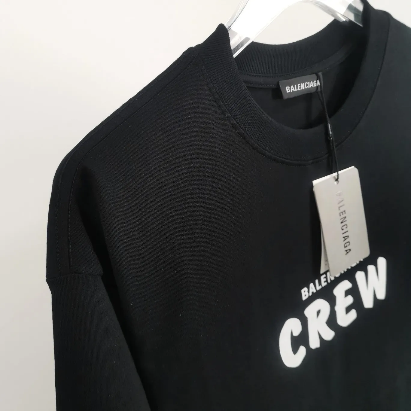 [Launched] Top tested version BALENCIAGA CREW staff limited edition short-sleeved t-shirt for male and female couples, pure cotton celebrity style. As a limited-edition short-sleeved shirt for Balenciaga’s 20th anniversary staff, it is full of Parisian feelings, highly recommended! ! The letters on the chest are also very simple and elegant, and the shape is super OS. The whole dress has been washed, and the 280g combed cotton fabric is very textured and you can touch it! High-definition imported glue and high-coverage screen printing on the chest, the dots are very precise. Color: Peach Pink Black White Size: XS-L P:250