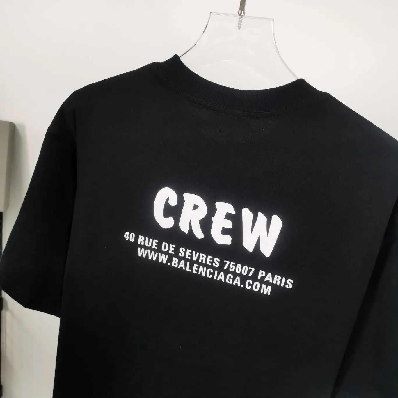[Launched] Top tested version BALENCIAGA CREW staff limited edition short-sleeved t-shirt for male and female couples, pure cotton celebrity style. As a limited-edition short-sleeved shirt for Balenciaga’s 20th anniversary staff, it is full of Parisian feelings, highly recommended! ! The letters on the chest are also very simple and elegant, and the shape is super OS. The whole dress has been washed, and the 280g combed cotton fabric is very textured and you can touch it! High-definition imported glue and high-coverage screen printing on the chest, the dots are very precise. Color: Peach Pink Black White Size: XS-L P:250