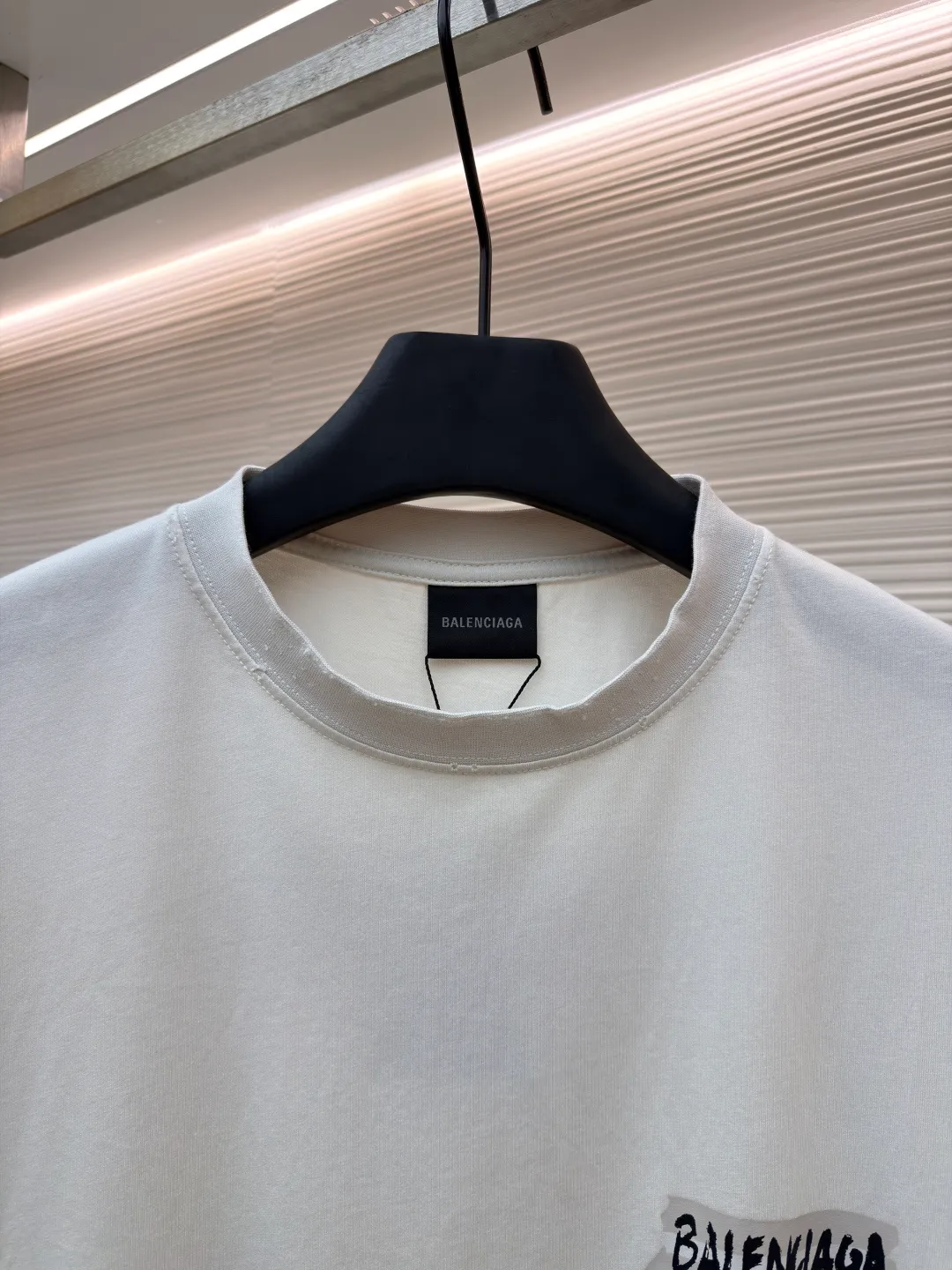 Balenciaga white background glue printed round neck short sleeves ●Original version: purchased and developed for 6500 ●Item number: 1681596-A15 ●Fabric: retro plain knitted fabric ●Technology: Glue printing production ●Color: white ●Version: fitted version ●Weight: about 255g ●Size: Thread, weight is 270g. The weight of the fabric ensures lightness and breathability. The 24-count yarn gives the fabric a delicate and smooth texture, and the plain knitted structure brings good skin-friendliness and moderate elasticity. The fabric has been washed in faded gray, which not only gives it a unique retro look and softens the color, but also achieves a pre-softening effect on the touch, eliminating the stiffness of new fabric and giving the garment a comfortable and soft old material feel when worn for the first time. Dark floral dot multi-layer overlay printing is an advanced printing technology that combines fine patterns and three-dimensional layers. Its core is to use high-mesh dot plate making to overprint transparent or light-colored printing paste on the fabric base multiple times with micron-level precision. Each overlay is accurately aligned to form a faint dark flower texture. The printing pattern does not rely on bright colors, but creates subtle light and shadow gradients and tactile layering on the surface of the fabric through the thickness difference of slurry accumulation and light refraction. The pattern shows subtle changes at different angles, combining visual depth and long-lasting washability. The overall wiring is straight and delicate, the fabric is comfortable and soft, and the color is consistent without color difference. It can be matched with the same style to create a fashionable look and control various occasions. Customized accessories, complete with three standards, same style for men and women!
