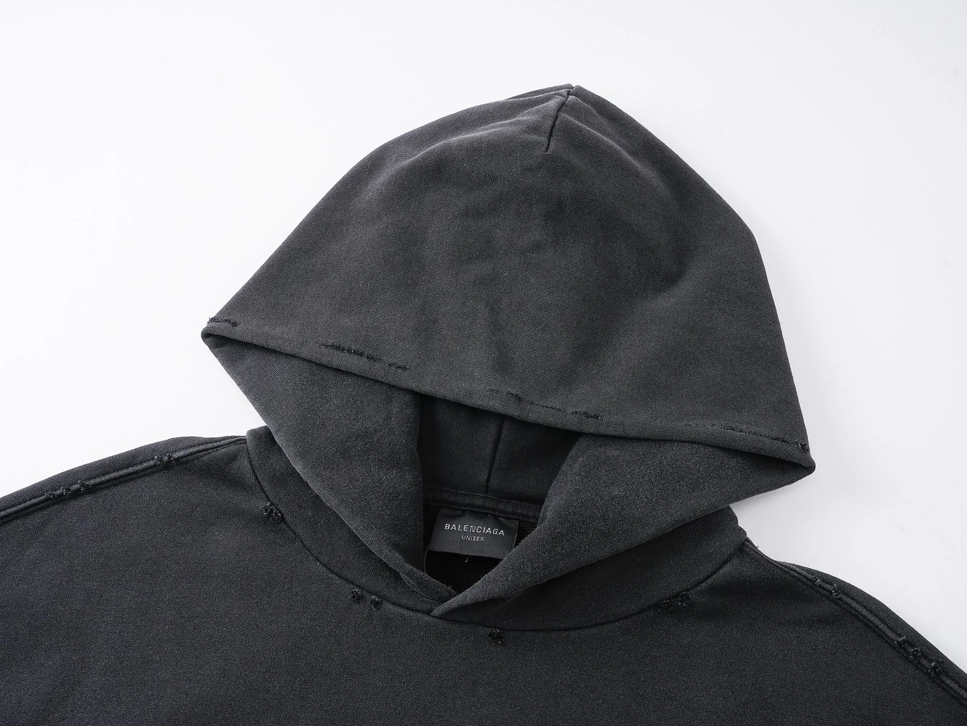 🅿️330 real photos [Top version. Official website quality] BALENCI*GA/Paris #2025 autumn and winter new style washed hooded sweatshirt with wheat ear LOGO embroidered on the chest. The garments are washed and worn to make them look old. Full sense of design, welcome to compare. The fabric is made of Paris ZP custom-woven and dyed cotton sweatshirt. The weight is 460 grams. The cloth surface is clean. The cloth pattern is clear, soft and comfortable. The threads are dyed with no color difference. The classic letter LOGO is embroidered with imported Tajima embroidery machine. The effect is three-dimensional. Restore brick cabinets, adopt OS loose shoulder style. Same style for men and women. Code: BL259917 Color: washed black Size: XS S M L