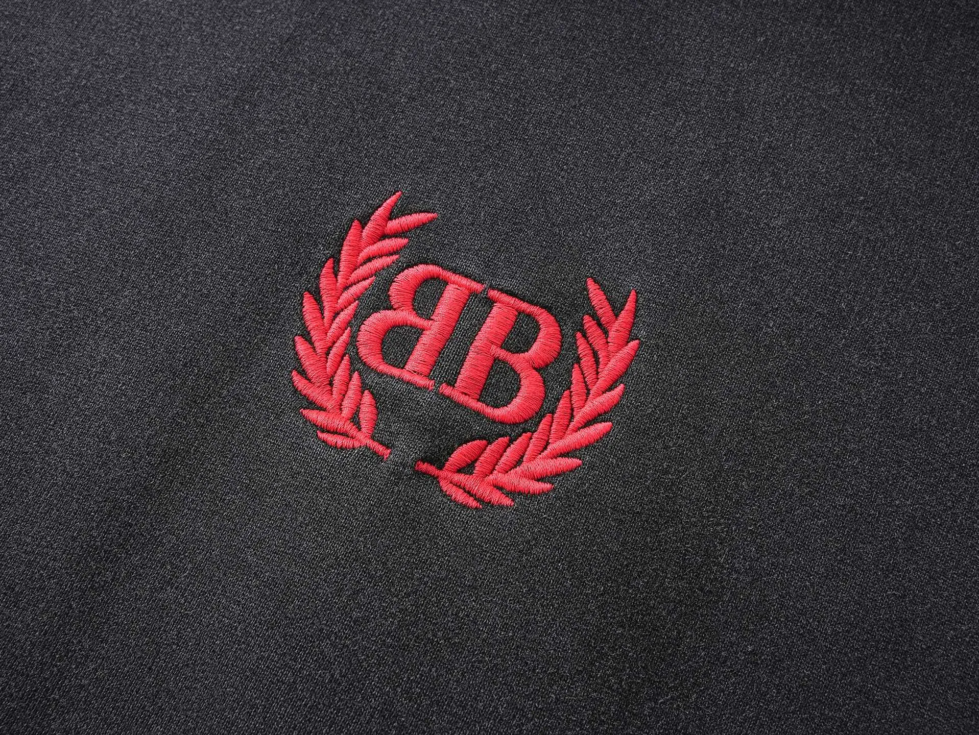 🅿️330 real photos [Top version. Official website quality] BALENCI*GA/Paris #2025 autumn and winter new style washed hooded sweatshirt with wheat ear LOGO embroidered on the chest. The garments are washed and worn to make them look old. Full sense of design, welcome to compare. The fabric is made of Paris ZP custom-woven and dyed cotton sweatshirt. The weight is 460 grams. The cloth surface is clean. The cloth pattern is clear, soft and comfortable. The threads are dyed with no color difference. The classic letter LOGO is embroidered with imported Tajima embroidery machine. The effect is three-dimensional. Restore brick cabinets, adopt OS loose shoulder style. Same style for men and women. Code: BL259917 Color: washed black Size: XS S M L