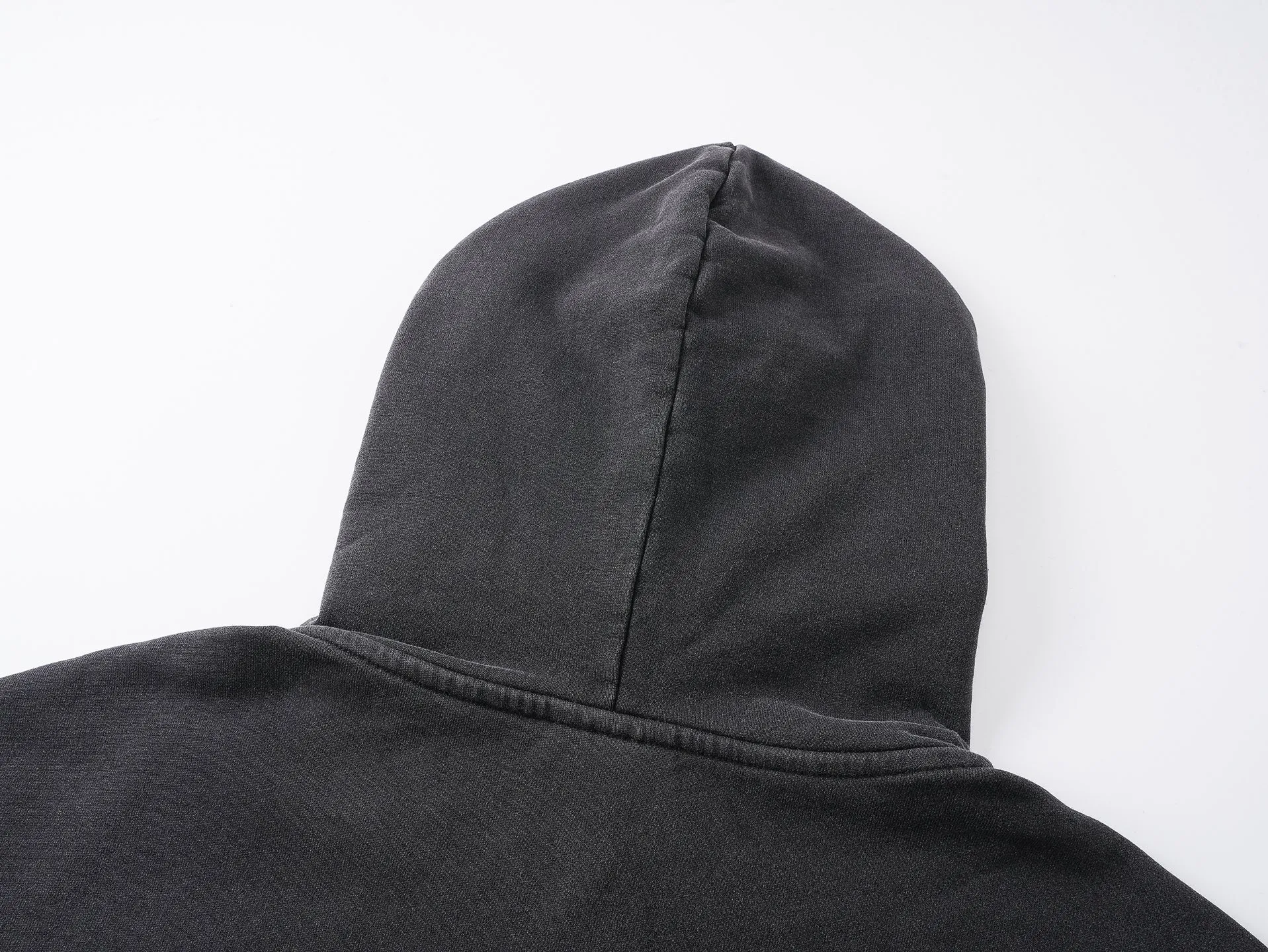 🅿️330 real photos [Top version. Official website quality] BALENCI*GA/Paris #2025 autumn and winter new style washed hooded sweatshirt with wheat ear LOGO embroidered on the chest. The garments are washed and worn to make them look old. Full sense of design, welcome to compare. The fabric is made of Paris ZP custom-woven and dyed cotton sweatshirt. The weight is 460 grams. The cloth surface is clean. The cloth pattern is clear, soft and comfortable. The threads are dyed with no color difference. The classic letter LOGO is embroidered with imported Tajima embroidery machine. The effect is three-dimensional. Restore brick cabinets, adopt OS loose shoulder style. Same style for men and women. Code: BL259917 Color: washed black Size: XS S M L