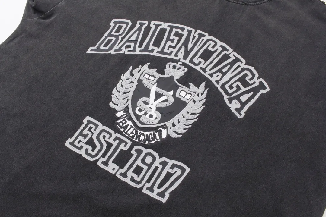 🅿️180 Detailed Picture [Top version. Official website quality] BALENCI*GA/Paris. 24 spring new style, Crown wheat scissors foam printing technology. Ready-made distressed washed short-sleeved T-shirt. Brick cabinet synchronization. The fabric is made of Paris ZP custom-woven and dyed 100% cotton double yarn compact cotton. The weight is 260 grams, the cloth surface is clean. The cloth pattern is clear, soft and comfortable. The threads are dyed with no color difference. The classic pattern is printed with environmentally friendly imported materials, hand-painted foam printing, and the effect is three-dimensional. The ready-made garments are washed and worn. Restore brick cabinets. Different market currencies, welcome to compare. The version adopts OS loose shoulder design. Same style for men and women. Code: BL223307 Color: washed black Size: XS to L