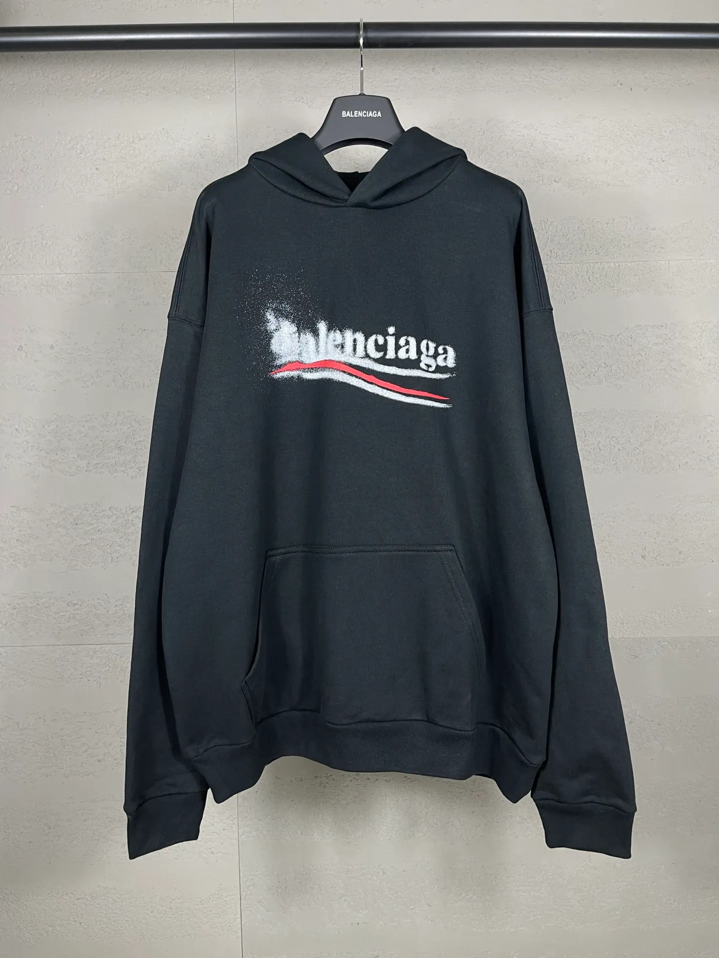🅿️300 real photos [Top version. Official website quality] BALENCI*GA/Paris. 2024 new classic letter LOGO printed graffiti hooded sweatshirt. Brick cabinets are synchronized. Genuine products are developed at the first time. All fabric colors are available. Printed Y boards are customized. Enjoy printing and comparison! The fabric is made of Paris ZP custom-woven and dyed cotton terry sweatshirt. Weighing 460 grams, the cloth surface is clean. The cloth pattern is clear, soft and comfortable. The threads are dyed with no color difference. The classic LOGO uses environmentally friendly imported materials to print graffiti, and the dot direct spray process creates a three-dimensional effect. Restore the brick cabinet, adopt the OS loose shoulder style. Same style for men and women Coding: BL238930 Color: black and blue, off-white Size: XS S M L
