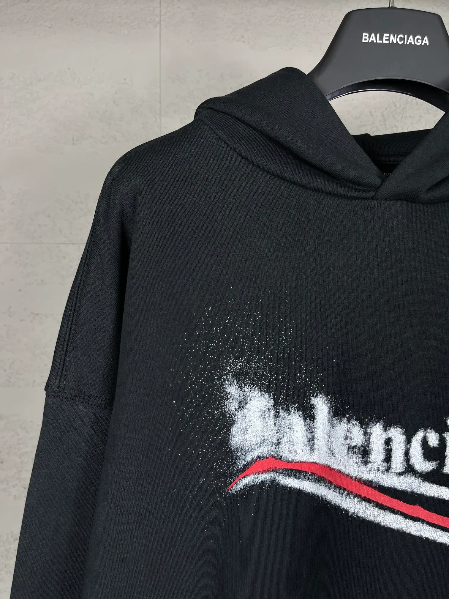 🅿️300 real photos [Top version. Official website quality] BALENCI*GA/Paris. 2024 new classic letter LOGO printed graffiti hooded sweatshirt. Brick cabinets are synchronized. Genuine products are developed at the first time. All fabric colors are available. Printed Y boards are customized. Enjoy printing and comparison! The fabric is made of Paris ZP custom-woven and dyed cotton terry sweatshirt. Weighing 460 grams, the cloth surface is clean. The cloth pattern is clear, soft and comfortable. The threads are dyed with no color difference. The classic LOGO uses environmentally friendly imported materials to print graffiti, and the dot direct spray process creates a three-dimensional effect. Restore the brick cabinet, adopt the OS loose shoulder style. Same style for men and women Coding: BL238930 Color: black and blue, off-white Size: XS S M L