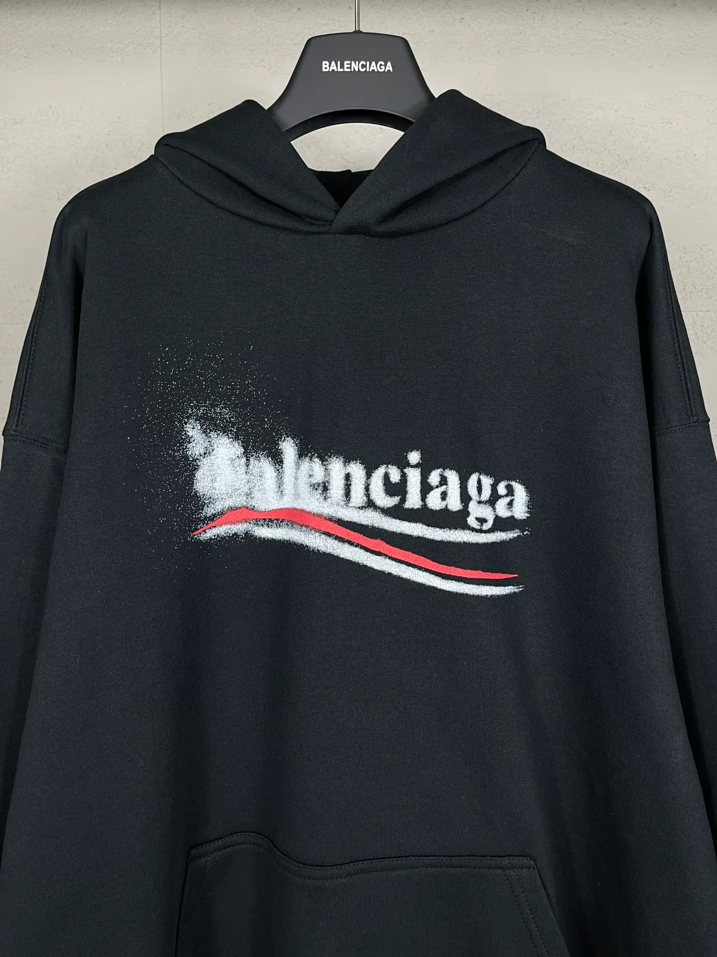 🅿️300 real photos [Top version. Official website quality] BALENCI*GA/Paris. 2024 new classic letter LOGO printed graffiti hooded sweatshirt. Brick cabinets are synchronized. Genuine products are developed at the first time. All fabric colors are available. Printed Y boards are customized. Enjoy printing and comparison! The fabric is made of Paris ZP custom-woven and dyed cotton terry sweatshirt. Weighing 460 grams, the cloth surface is clean. The cloth pattern is clear, soft and comfortable. The threads are dyed with no color difference. The classic LOGO uses environmentally friendly imported materials to print graffiti, and the dot direct spray process creates a three-dimensional effect. Restore the brick cabinet, adopt the OS loose shoulder style. Same style for men and women Coding: BL238930 Color: black and blue, off-white Size: XS S M L