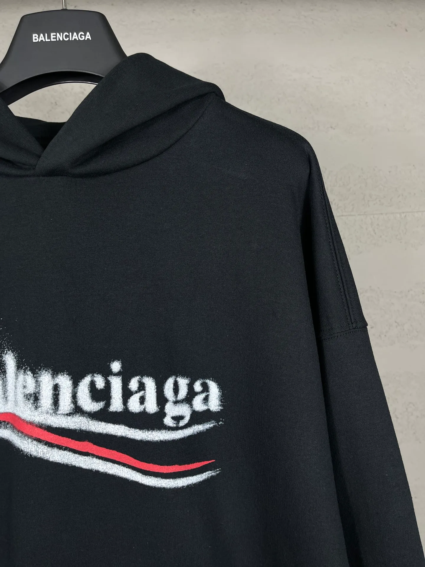 🅿️300 real photos [Top version. Official website quality] BALENCI*GA/Paris. 2024 new classic letter LOGO printed graffiti hooded sweatshirt. Brick cabinets are synchronized. Genuine products are developed at the first time. All fabric colors are available. Printed Y boards are customized. Enjoy printing and comparison! The fabric is made of Paris ZP custom-woven and dyed cotton terry sweatshirt. Weighing 460 grams, the cloth surface is clean. The cloth pattern is clear, soft and comfortable. The threads are dyed with no color difference. The classic LOGO uses environmentally friendly imported materials to print graffiti, and the dot direct spray process creates a three-dimensional effect. Restore the brick cabinet, adopt the OS loose shoulder style. Same style for men and women Coding: BL238930 Color: black and blue, off-white Size: XS S M L