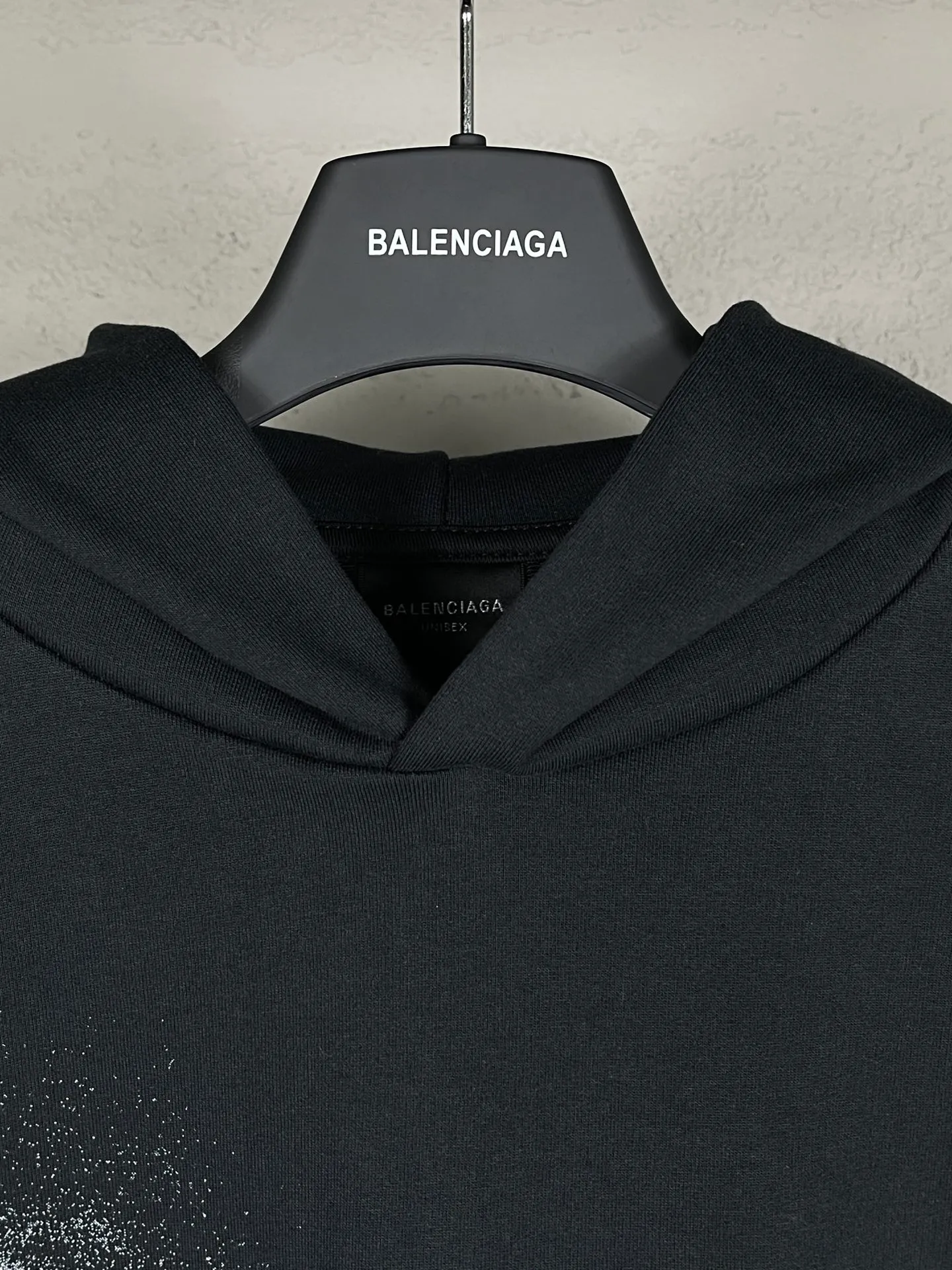 🅿️300 real photos [Top version. Official website quality] BALENCI*GA/Paris. 2024 new classic letter LOGO printed graffiti hooded sweatshirt. Brick cabinets are synchronized. Genuine products are developed at the first time. All fabric colors are available. Printed Y boards are customized. Enjoy printing and comparison! The fabric is made of Paris ZP custom-woven and dyed cotton terry sweatshirt. Weighing 460 grams, the cloth surface is clean. The cloth pattern is clear, soft and comfortable. The threads are dyed with no color difference. The classic LOGO uses environmentally friendly imported materials to print graffiti, and the dot direct spray process creates a three-dimensional effect. Restore the brick cabinet, adopt the OS loose shoulder style. Same style for men and women Coding: BL238930 Color: black and blue, off-white Size: XS S M L