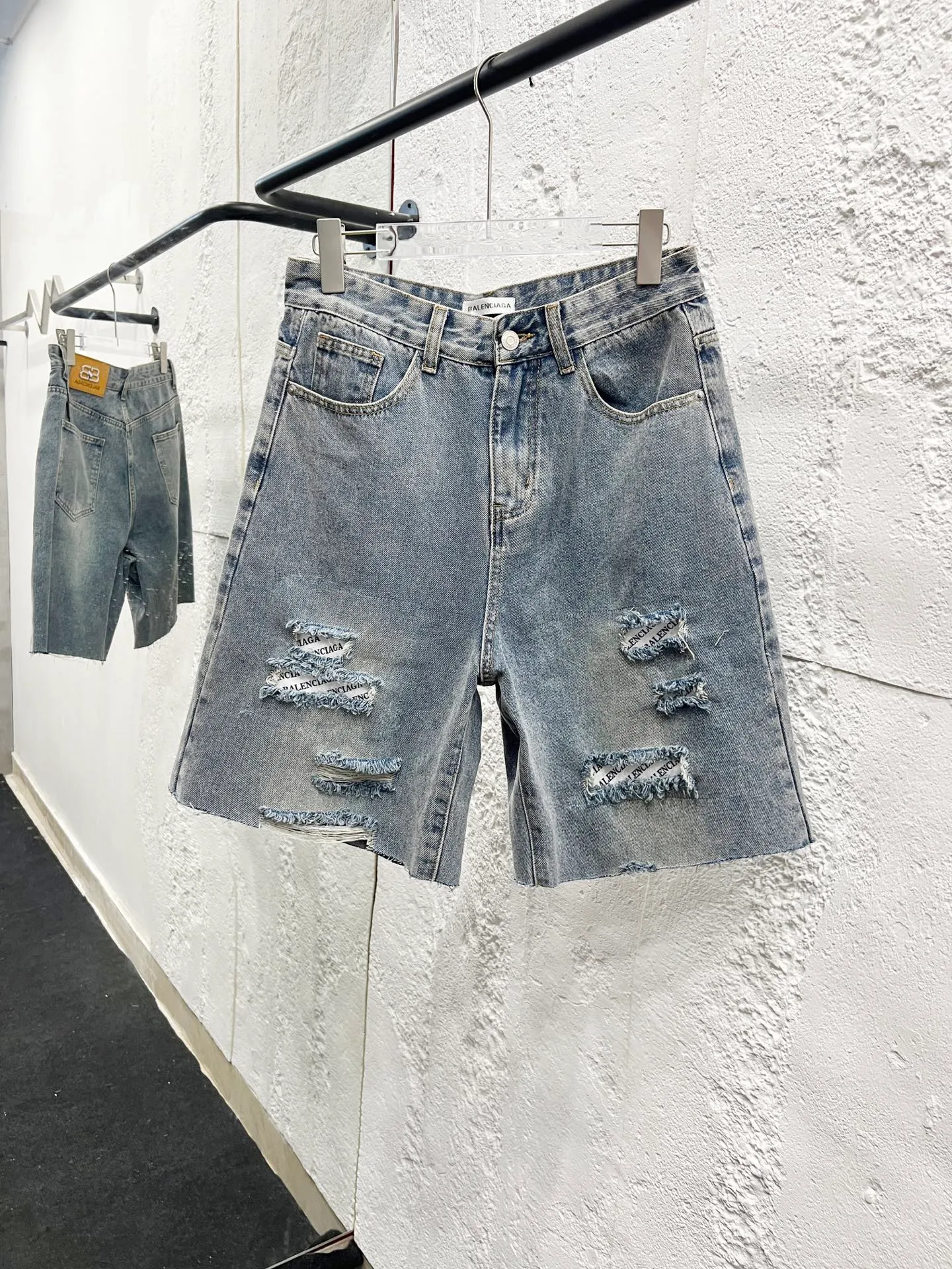 🅿️260 Style number: H910 Balenciaga & BALENCIAGA’s classic new ripped short logo jeans use unique technology to perfectly interpret the dreamlike colors of the Northern Lights. Each pair of jeans is unique and colorful, as if the mystery and beauty of the Northern Lights are worn on the body. The tie-dye process makes the color transition of the jeans natural and rich in layers, giving people an artistic visual enjoyment. Moreover, this process also makes the jeans softer and more comfortable, and they fit your body very well when worn, allowing you to show off your perfect body curves. They are made of high-quality denim fabric and carefully processed to have good wear resistance and durability. This new type of jeans uses tie-dye technology to interpret the dreamlike colors of the Northern Lights. It is not only fashionable and versatile, but also enhances your aura and becomes the focus of everyone's attention. Original goods, washed casual jeans, imported original washed stretch fabrics, comfortable and elastic, original hardware accessories decorated with logo, super correct version, extremely high grade, counter quality, fashionable and stylish upper body. The printing uses imported foam printing, customized buttons, YKK zippers. The complete set of accessories is customized in a one-to-one mold. Color: Gray Size: 28-30-32-34-36 (s-xxl)
