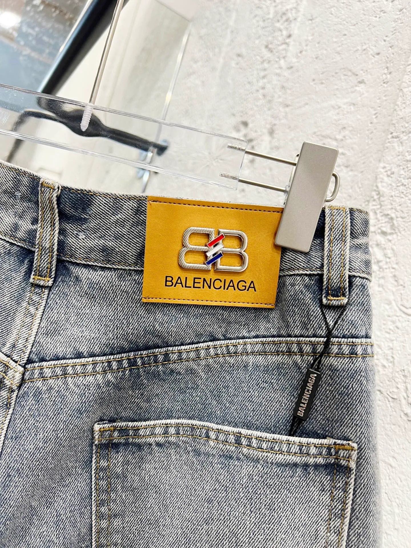 🅿️260 Style number: H910 Balenciaga & BALENCIAGA’s classic new ripped short logo jeans use unique technology to perfectly interpret the dreamlike colors of the Northern Lights. Each pair of jeans is unique and colorful, as if the mystery and beauty of the Northern Lights are worn on the body. The tie-dye process makes the color transition of the jeans natural and rich in layers, giving people an artistic visual enjoyment. Moreover, this process also makes the jeans softer and more comfortable, and they fit your body very well when worn, allowing you to show off your perfect body curves. They are made of high-quality denim fabric and carefully processed to have good wear resistance and durability. This new type of jeans uses tie-dye technology to interpret the dreamlike colors of the Northern Lights. It is not only fashionable and versatile, but also enhances your aura and becomes the focus of everyone's attention. Original goods, washed casual jeans, imported original washed stretch fabrics, comfortable and elastic, original hardware accessories decorated with logo, super correct version, extremely high grade, counter quality, fashionable and stylish upper body. The printing uses imported foam printing, customized buttons, YKK zippers. The complete set of accessories is customized in a one-to-one mold. Color: Gray Size: 28-30-32-34-36 (s-xxl)