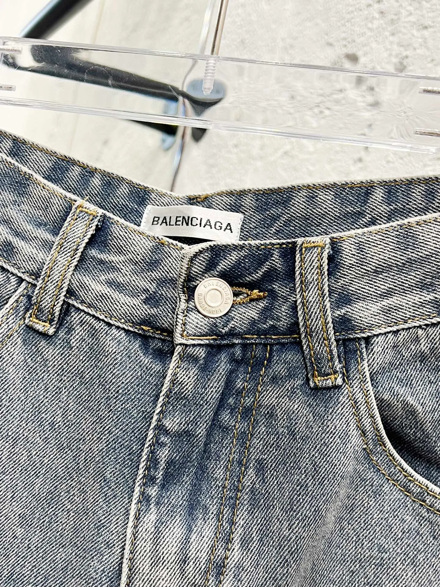 🅿️260 Style number: H910 Balenciaga & BALENCIAGA’s classic new ripped short logo jeans use unique technology to perfectly interpret the dreamlike colors of the Northern Lights. Each pair of jeans is unique and colorful, as if the mystery and beauty of the Northern Lights are worn on the body. The tie-dye process makes the color transition of the jeans natural and rich in layers, giving people an artistic visual enjoyment. Moreover, this process also makes the jeans softer and more comfortable, and they fit your body very well when worn, allowing you to show off your perfect body curves. They are made of high-quality denim fabric and carefully processed to have good wear resistance and durability. This new type of jeans uses tie-dye technology to interpret the dreamlike colors of the Northern Lights. It is not only fashionable and versatile, but also enhances your aura and becomes the focus of everyone's attention. Original goods, washed casual jeans, imported original washed stretch fabrics, comfortable and elastic, original hardware accessories decorated with logo, super correct version, extremely high grade, counter quality, fashionable and stylish upper body. The printing uses imported foam printing, customized buttons, YKK zippers. The complete set of accessories is customized in a one-to-one mold. Color: Gray Size: 28-30-32-34-36 (s-xxl)