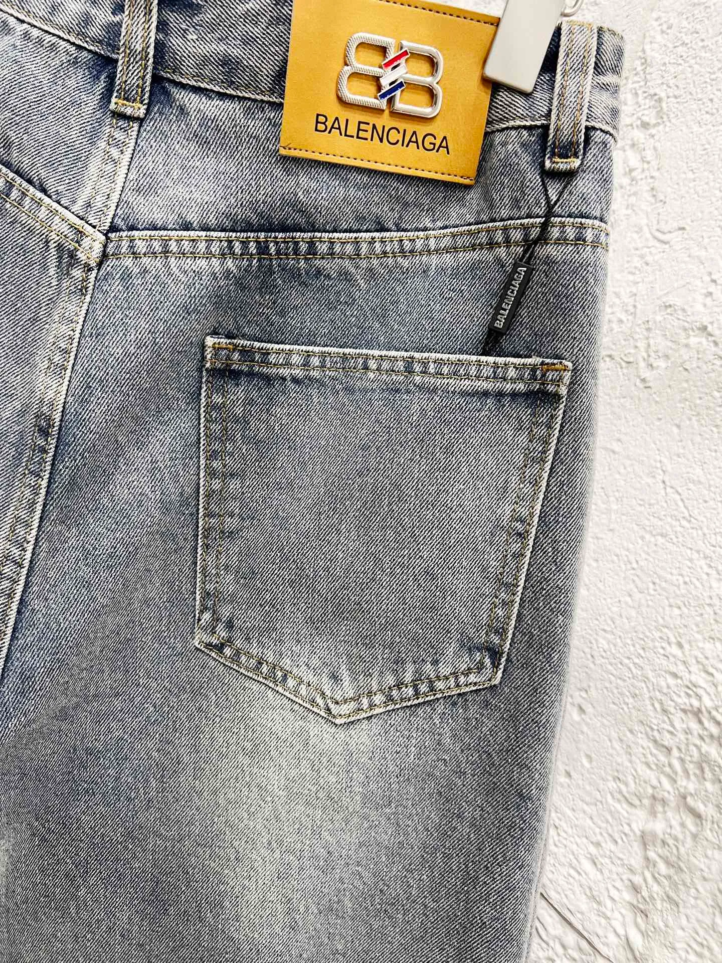 🅿️260 Style number: H910 Balenciaga & BALENCIAGA’s classic new ripped short logo jeans use unique technology to perfectly interpret the dreamlike colors of the Northern Lights. Each pair of jeans is unique and colorful, as if the mystery and beauty of the Northern Lights are worn on the body. The tie-dye process makes the color transition of the jeans natural and rich in layers, giving people an artistic visual enjoyment. Moreover, this process also makes the jeans softer and more comfortable, and they fit your body very well when worn, allowing you to show off your perfect body curves. They are made of high-quality denim fabric and carefully processed to have good wear resistance and durability. This new type of jeans uses tie-dye technology to interpret the dreamlike colors of the Northern Lights. It is not only fashionable and versatile, but also enhances your aura and becomes the focus of everyone's attention. Original goods, washed casual jeans, imported original washed stretch fabrics, comfortable and elastic, original hardware accessories decorated with logo, super correct version, extremely high grade, counter quality, fashionable and stylish upper body. The printing uses imported foam printing, customized buttons, YKK zippers. The complete set of accessories is customized in a one-to-one mold. Color: Gray Size: 28-30-32-34-36 (s-xxl)