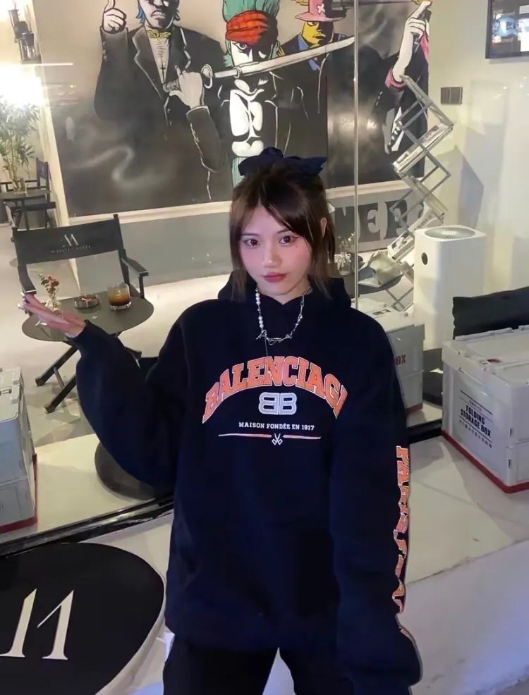 ♻️💯Reference model picture for the upper body❤️The top version of BALENCIAGA, a house built in 1917 with cracks, cracks, holes, and hollowed out male and female couples star hoodies and sweatshirts. The latest season of Paris still uses the basic creation logo of 1917 + scissors elements to improve the public's impression of Paris's long-standing brand and re-understand it. The printing still uses the crackle pattern process and the basic glue is used as the base. Prints pull evenly. It adopts the horizontal cracking method, the texture is clear and uniform, it will not fall off easily, and there is no pressure in backwashing and drying. Laser piercing is used to pierce the body, and the piercing effect is obvious. And there will be no wrinkles or deformation at the holes. The neckline is manually frayed, which is very costly and time-consuming. Excellent products, that’s how they come out. The fabric is made of 520g composite crystal fleece fabric, which is full of drape. Package. The hang tags are fully customized and synchronized one to one.  Color: black Size: XS-L (maximum wear: 230 pounds) P:490