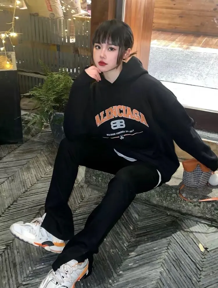 ♻️💯Reference model picture for the upper body❤️The top version of BALENCIAGA, a house built in 1917 with cracks, cracks, holes, and hollowed out male and female couples star hoodies and sweatshirts. The latest season of Paris still uses the basic creation logo of 1917 + scissors elements to improve the public's impression of Paris's long-standing brand and re-understand it. The printing still uses the crackle pattern process and the basic glue is used as the base. Prints pull evenly. It adopts the horizontal cracking method, the texture is clear and uniform, it will not fall off easily, and there is no pressure in backwashing and drying. Laser piercing is used to pierce the body, and the piercing effect is obvious. And there will be no wrinkles or deformation at the holes. The neckline is manually frayed, which is very costly and time-consuming. Excellent products, that’s how they come out. The fabric is made of 520g composite crystal fleece fabric, which is full of drape. Package. The hang tags are fully customized and synchronized one to one.  Color: black Size: XS-L (maximum wear: 230 pounds) P:490