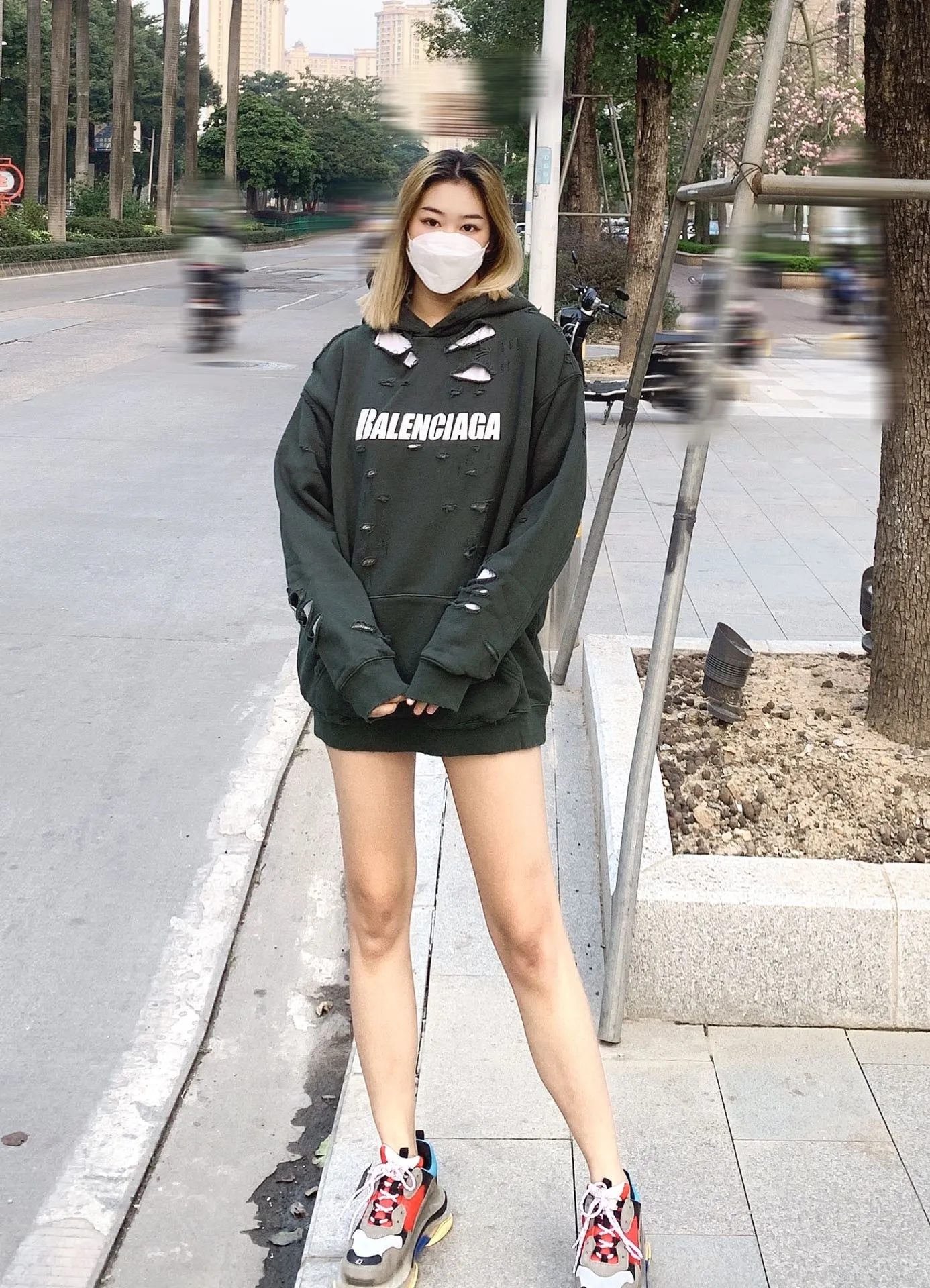 ♻️💯Reference model picture for the upper body❤️The top tested version BALENCIAGA Balenciaga basic cracked sweatshirt and hoodie for male and female couples stars can be said to be the most popular item, and it has been popular on Xiaohongshu, Dewu and other major self-media e-commerce platforms. Heavy industrial craftsmanship tests the skills of lathes and printing techniques. Huge cost! Fabric: The outer fabric is made of 460g pure cotton fish scale terry fabric + the inner liner is 260g combed cotton. The weight of the ready-made garment exceeds 1kg, which can ❗️100%❗️ restore the drape of zp. The cost of fabric is over one hundred yuan. Washing process: After making the garment, the holes are polished by hand, and then washed to make it look old. The process is extremely complicated! There are more than 200 holes in the entire dress. The collar, cuffs, and hem are torn by hand (with pliers) rather than frayed. This is a more important detail.  Thread: dyed in the same vat with no color difference. Printing: made of special cracked material to achieve the ultimate in breathability and aesthetics! Just like the patterns on a turtle’s back, each one is different!  Accessories: Complete set of customized accessories + Sydney paper Size: XS-L (maximum wear: 230 catties) Color: blue black white purple red cyan P: 570