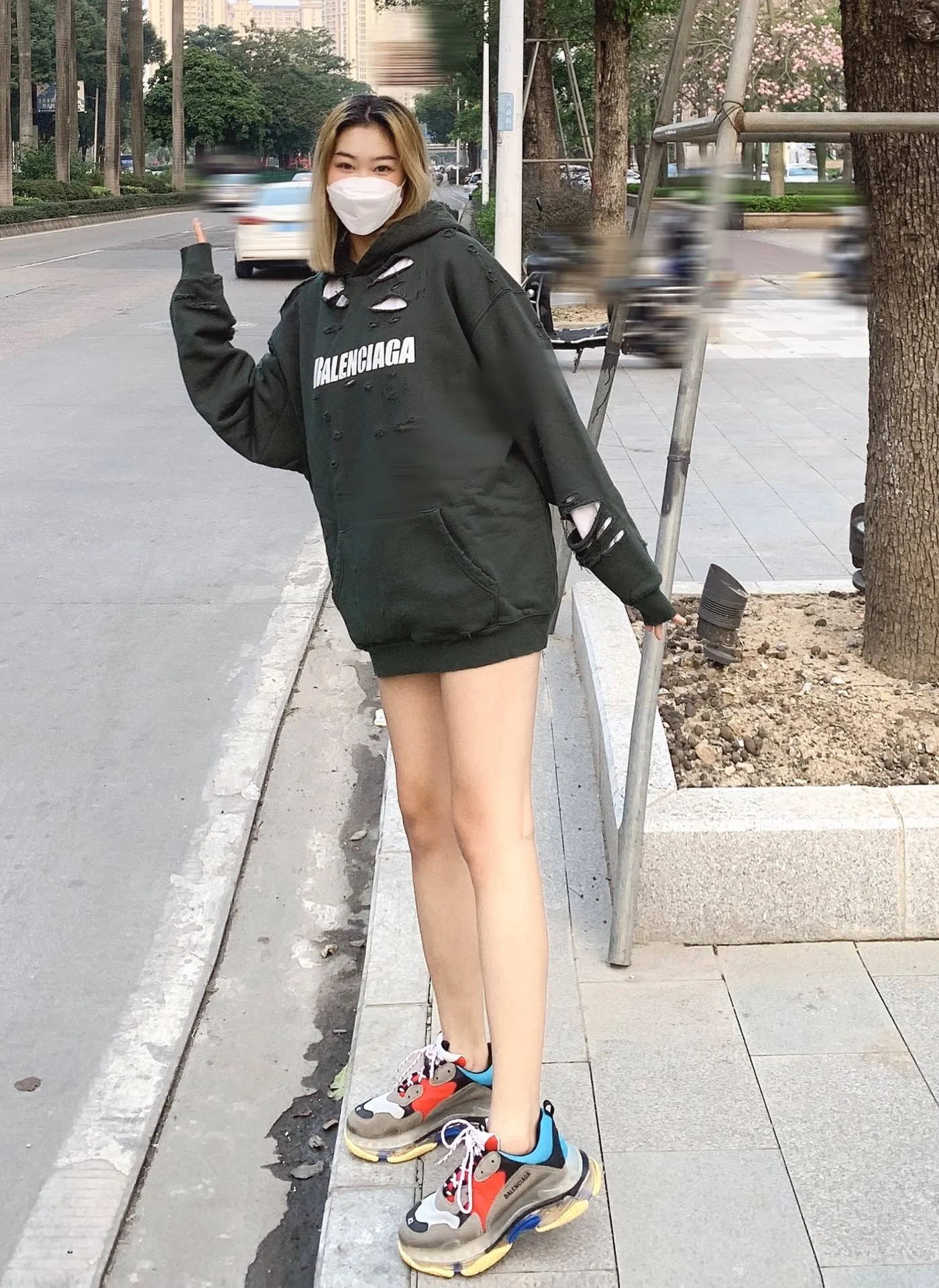 ♻️💯Reference model picture for the upper body❤️The top tested version BALENCIAGA Balenciaga basic cracked sweatshirt and hoodie for male and female couples stars can be said to be the most popular item, and it has been popular on Xiaohongshu, Dewu and other major self-media e-commerce platforms. Heavy industrial craftsmanship tests the skills of lathes and printing techniques. Huge cost! Fabric: The outer fabric is made of 460g pure cotton fish scale terry fabric + the inner liner is 260g combed cotton. The weight of the ready-made garment exceeds 1kg, which can ❗️100%❗️ restore the drape of zp. The cost of fabric is over one hundred yuan. Washing process: After making the garment, the holes are polished by hand, and then washed to make it look old. The process is extremely complicated! There are more than 200 holes in the entire dress. The collar, cuffs, and hem are torn by hand (with pliers) rather than frayed. This is a more important detail.  Thread: dyed in the same vat with no color difference. Printing: made of special cracked material to achieve the ultimate in breathability and aesthetics! Just like the patterns on a turtle’s back, each one is different!  Accessories: Complete set of customized accessories + Sydney paper Size: XS-L (maximum wear: 230 catties) Color: blue black white purple red cyan P: 570