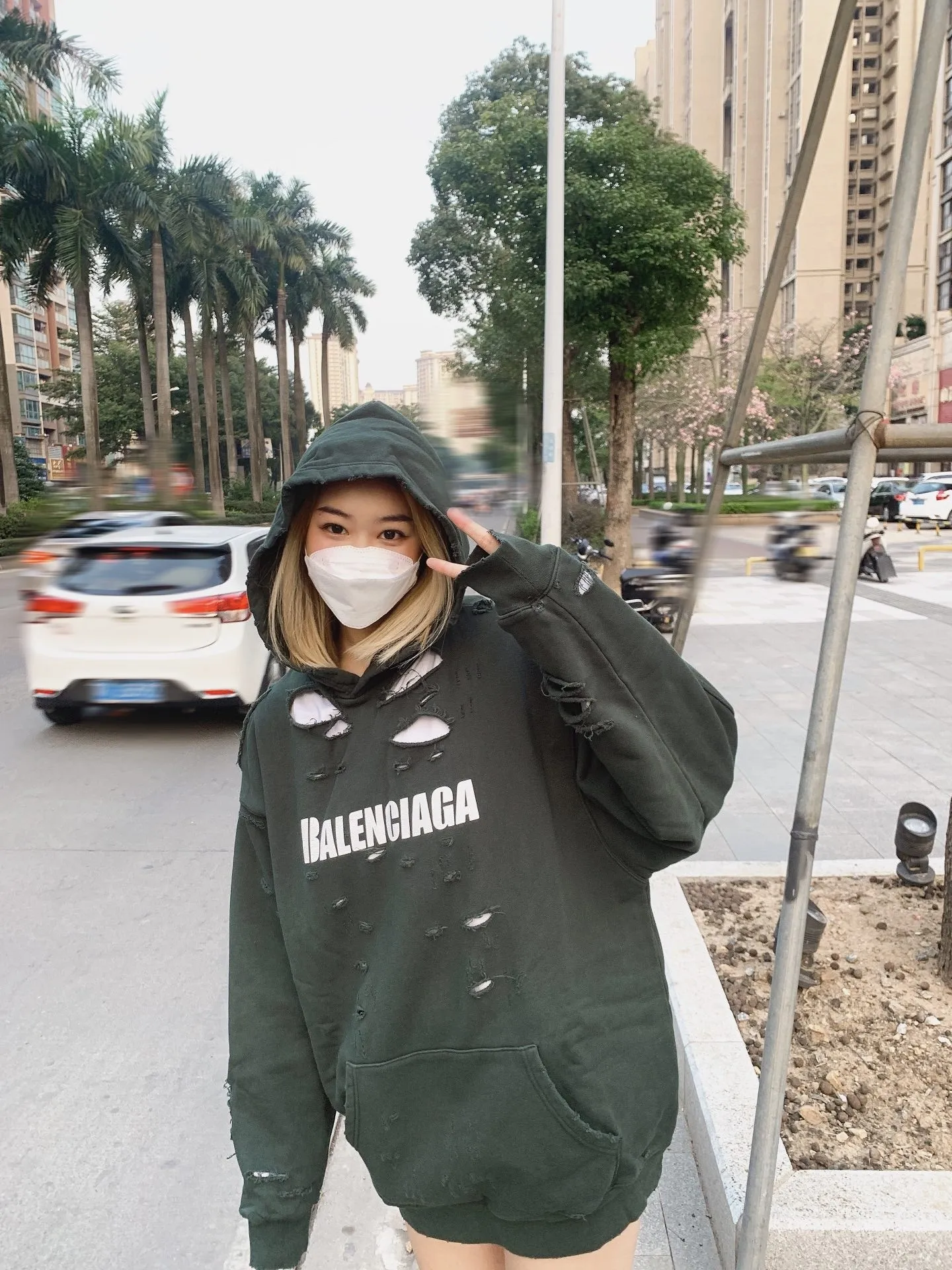 ♻️💯Reference model picture for the upper body❤️The top tested version BALENCIAGA Balenciaga basic cracked sweatshirt and hoodie for male and female couples stars can be said to be the most popular item, and it has been popular on Xiaohongshu, Dewu and other major self-media e-commerce platforms. Heavy industrial craftsmanship tests the skills of lathes and printing techniques. Huge cost! Fabric: The outer fabric is made of 460g pure cotton fish scale terry fabric + the inner liner is 260g combed cotton. The weight of the ready-made garment exceeds 1kg, which can ❗️100%❗️ restore the drape of zp. The cost of fabric is over one hundred yuan. Washing process: After making the garment, the holes are polished by hand, and then washed to make it look old. The process is extremely complicated! There are more than 200 holes in the entire dress. The collar, cuffs, and hem are torn by hand (with pliers) rather than frayed. This is a more important detail.  Thread: dyed in the same vat with no color difference. Printing: made of special cracked material to achieve the ultimate in breathability and aesthetics! Just like the patterns on a turtle’s back, each one is different!  Accessories: Complete set of customized accessories + Sydney paper Size: XS-L (maximum wear: 230 catties) Color: blue black white purple red cyan P: 570