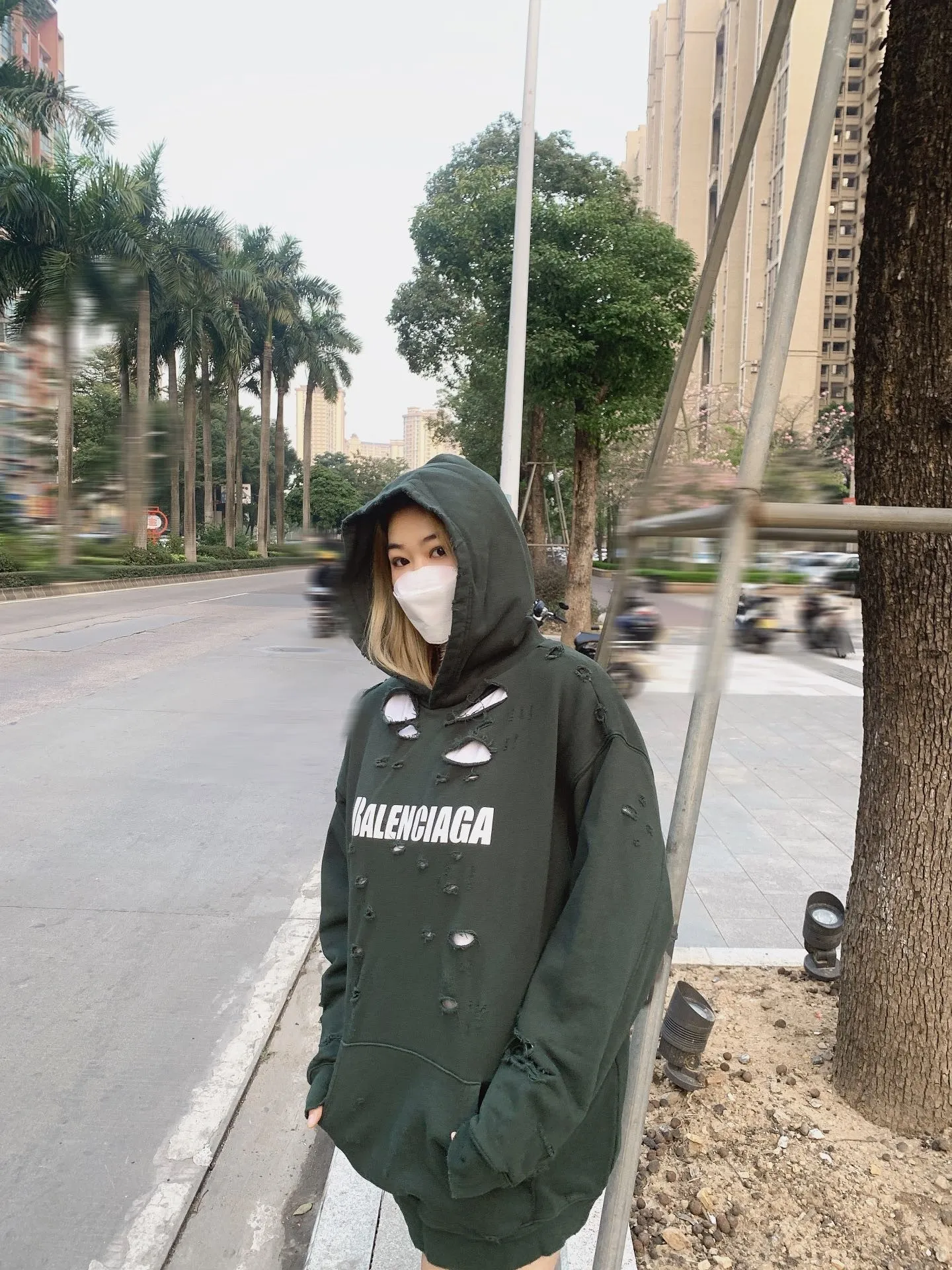 ♻️💯Reference model picture for the upper body❤️The top tested version BALENCIAGA Balenciaga basic cracked sweatshirt and hoodie for male and female couples stars can be said to be the most popular item, and it has been popular on Xiaohongshu, Dewu and other major self-media e-commerce platforms. Heavy industrial craftsmanship tests the skills of lathes and printing techniques. Huge cost! Fabric: The outer fabric is made of 460g pure cotton fish scale terry fabric + the inner liner is 260g combed cotton. The weight of the ready-made garment exceeds 1kg, which can ❗️100%❗️ restore the drape of zp. The cost of fabric is over one hundred yuan. Washing process: After making the garment, the holes are polished by hand, and then washed to make it look old. The process is extremely complicated! There are more than 200 holes in the entire dress. The collar, cuffs, and hem are torn by hand (with pliers) rather than frayed. This is a more important detail.  Thread: dyed in the same vat with no color difference. Printing: made of special cracked material to achieve the ultimate in breathability and aesthetics! Just like the patterns on a turtle’s back, each one is different!  Accessories: Complete set of customized accessories + Sydney paper Size: XS-L (maximum wear: 230 catties) Color: blue black white purple red cyan P: 570