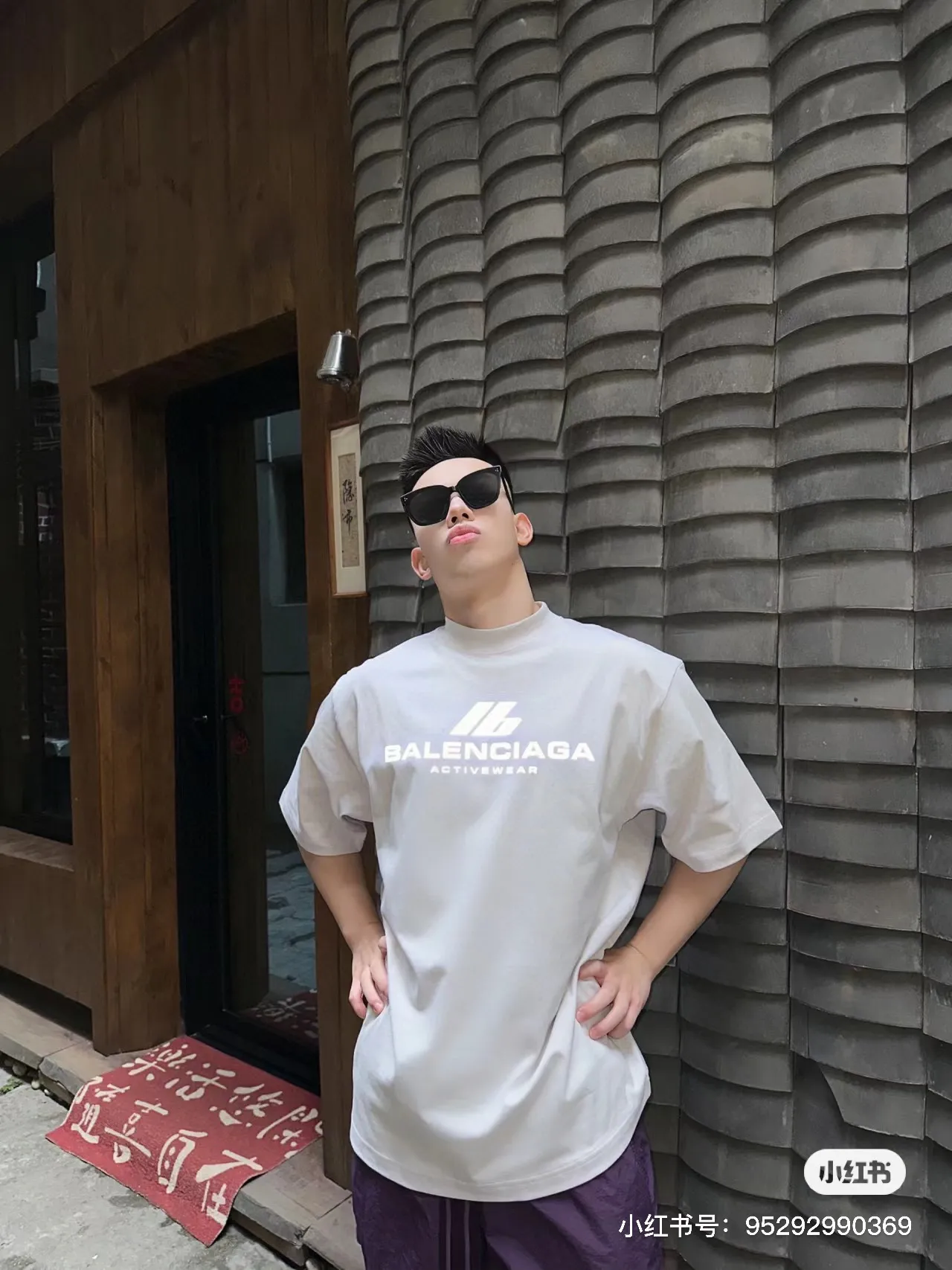 ♻️💯Reference model picture for the upper body❤️【New arrival】Top version - BALENCIAGA - Reflective pyrography short-sleeved T-shirt. The original development of custom-woven fabric technology and washing process. High-gram weight 280 grams fabric, full texture, clean cloth, soft and comfortable. Solona thread custom-dyed without color difference. The front is decorated with the activewear logo, combined with reflective embellishment. It shines brightly and is eye-catching. It fully explains the strength and personality. It is cool and sassy. Reflective heat transfer technology cleverly combines the characteristics of heat transfer and reflective materials. The customized reflective materials are attached to the fabric through heat pressing. The unique reflective effect highlights the visual effect. The fabrics have been washed and have a better hand feel. Not easy to deform, not easy to shrink and not easy to fade. Maintain long-term beauty. os dropped shoulders and loose version. Same style for men and women. Color: black, active white, size: XS-L P:270