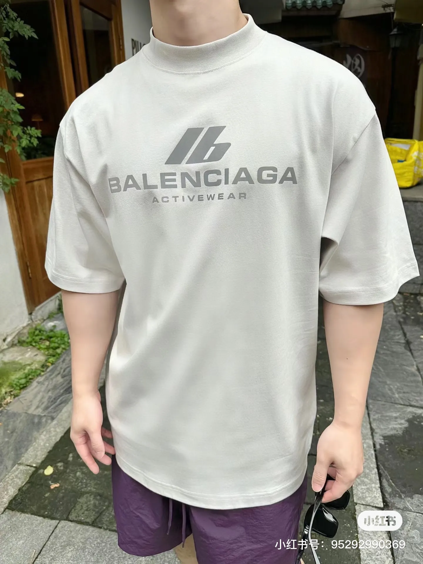 ♻️💯Reference model picture for the upper body❤️【New arrival】Top version - BALENCIAGA - Reflective pyrography short-sleeved T-shirt. The original development of custom-woven fabric technology and washing process. High-gram weight 280 grams fabric, full texture, clean cloth, soft and comfortable. Solona thread custom-dyed without color difference. The front is decorated with the activewear logo, combined with reflective embellishment. It shines brightly and is eye-catching. It fully explains the strength and personality. It is cool and sassy. Reflective heat transfer technology cleverly combines the characteristics of heat transfer and reflective materials. The customized reflective materials are attached to the fabric through heat pressing. The unique reflective effect highlights the visual effect. The fabrics have been washed and have a better hand feel. Not easy to deform, not easy to shrink and not easy to fade. Maintain long-term beauty. os dropped shoulders and loose version. Same style for men and women. Color: black, active white, size: XS-L P:270