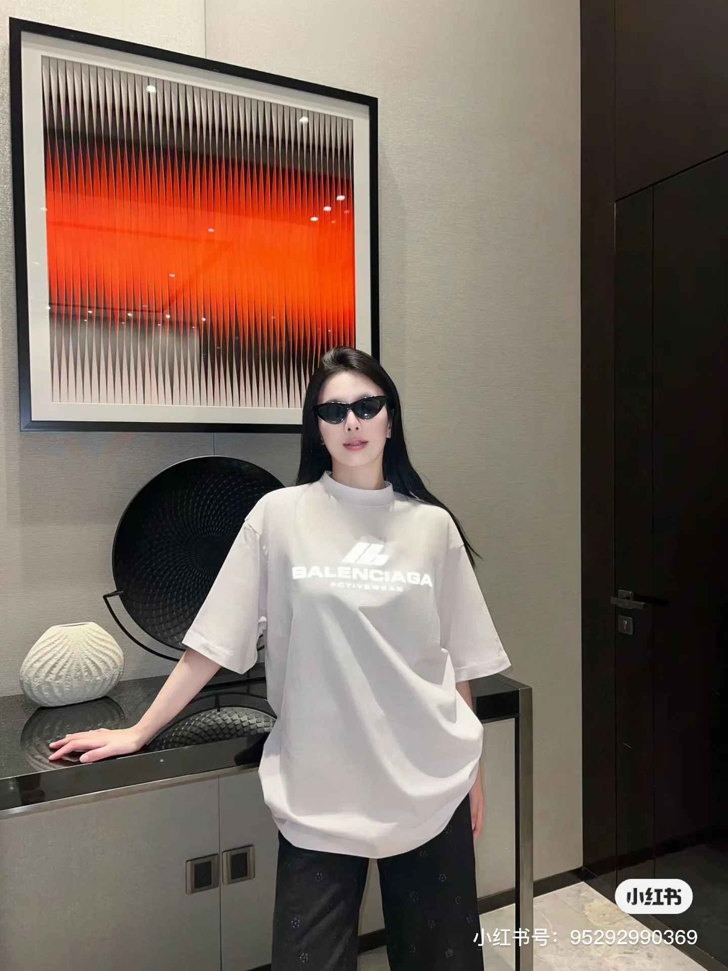 ♻️💯Reference model picture for the upper body❤️【New arrival】Top version - BALENCIAGA - Reflective pyrography short-sleeved T-shirt. The original development of custom-woven fabric technology and washing process. High-gram weight 280 grams fabric, full texture, clean cloth, soft and comfortable. Solona thread custom-dyed without color difference. The front is decorated with the activewear logo, combined with reflective embellishment. It shines brightly and is eye-catching. It fully explains the strength and personality. It is cool and sassy. Reflective heat transfer technology cleverly combines the characteristics of heat transfer and reflective materials. The customized reflective materials are attached to the fabric through heat pressing. The unique reflective effect highlights the visual effect. The fabrics have been washed and have a better hand feel. Not easy to deform, not easy to shrink and not easy to fade. Maintain long-term beauty. os dropped shoulders and loose version. Same style for men and women. Color: black, active white, size: XS-L P:270
