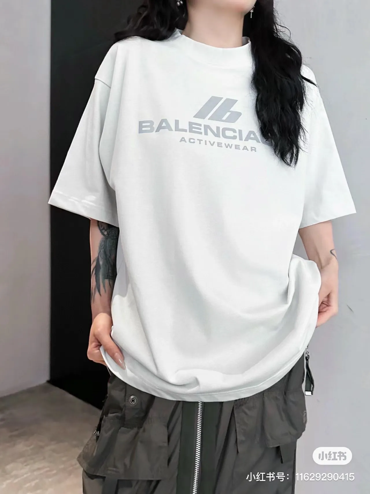 ♻️💯Reference model picture for the upper body❤️【New arrival】Top version - BALENCIAGA - Reflective pyrography short-sleeved T-shirt. The original development of custom-woven fabric technology and washing process. High-gram weight 280 grams fabric, full texture, clean cloth, soft and comfortable. Solona thread custom-dyed without color difference. The front is decorated with the activewear logo, combined with reflective embellishment. It shines brightly and is eye-catching. It fully explains the strength and personality. It is cool and sassy. Reflective heat transfer technology cleverly combines the characteristics of heat transfer and reflective materials. The customized reflective materials are attached to the fabric through heat pressing. The unique reflective effect highlights the visual effect. The fabrics have been washed and have a better hand feel. Not easy to deform, not easy to shrink and not easy to fade. Maintain long-term beauty. os dropped shoulders and loose version. Same style for men and women. Color: black, active white, size: XS-L P:270