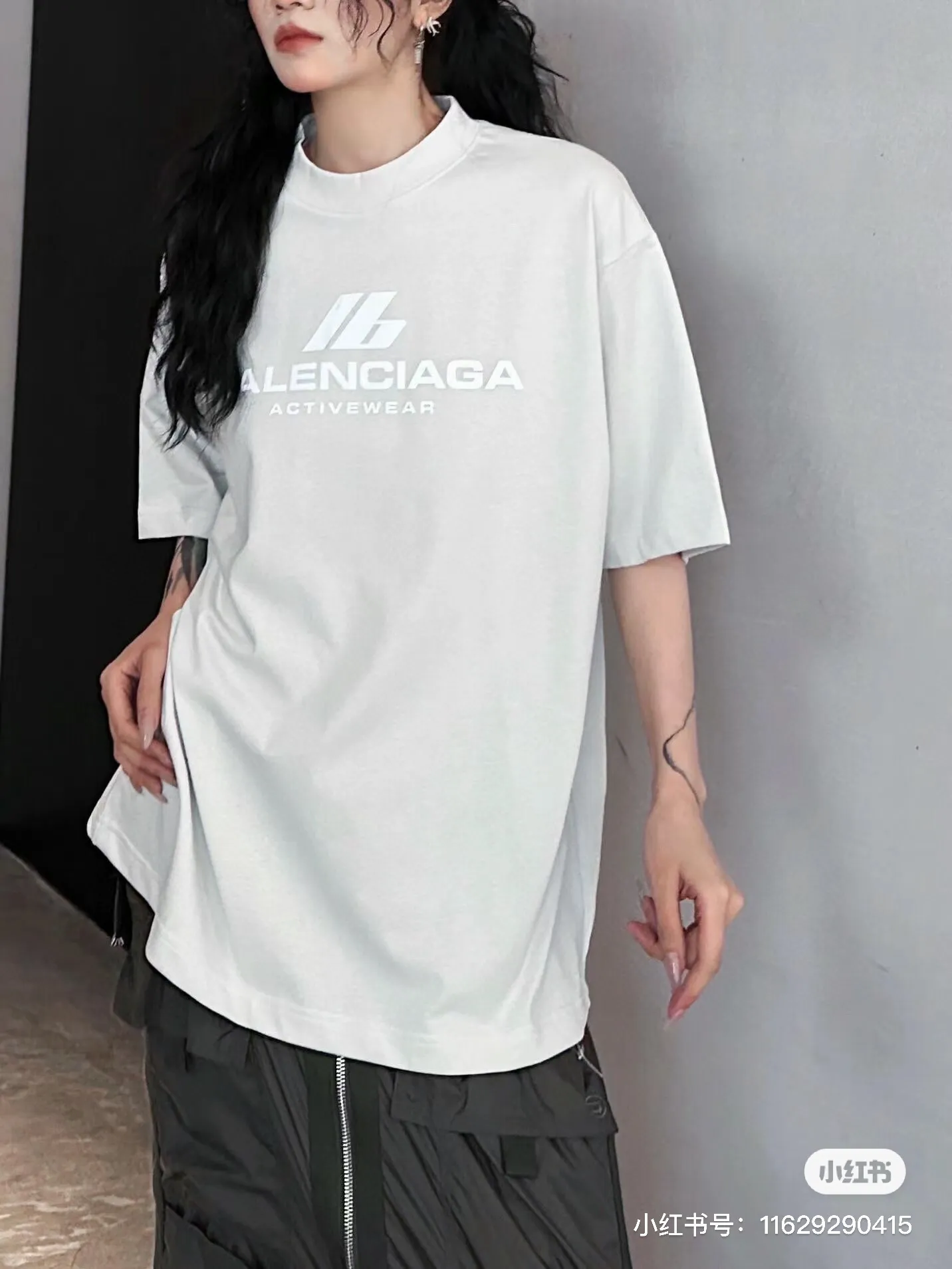 ♻️💯Reference model picture for the upper body❤️【New arrival】Top version - BALENCIAGA - Reflective pyrography short-sleeved T-shirt. The original development of custom-woven fabric technology and washing process. High-gram weight 280 grams fabric, full texture, clean cloth, soft and comfortable. Solona thread custom-dyed without color difference. The front is decorated with the activewear logo, combined with reflective embellishment. It shines brightly and is eye-catching. It fully explains the strength and personality. It is cool and sassy. Reflective heat transfer technology cleverly combines the characteristics of heat transfer and reflective materials. The customized reflective materials are attached to the fabric through heat pressing. The unique reflective effect highlights the visual effect. The fabrics have been washed and have a better hand feel. Not easy to deform, not easy to shrink and not easy to fade. Maintain long-term beauty. os dropped shoulders and loose version. Same style for men and women. Color: black, active white, size: XS-L P:270