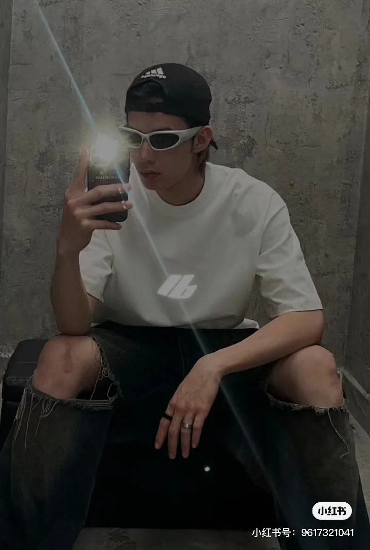 ♻️💯Reference model picture for the upper body❤️【New arrival】Top version - BALENCIAGA - Reflective pyrography short-sleeved T-shirt. The original development of custom-woven fabric technology and washing process. High-gram weight 280 grams fabric, full texture, clean cloth, soft and comfortable. Solona thread custom-dyed without color difference. The front is decorated with the activewear logo, combined with reflective embellishment. It shines brightly and is eye-catching. It fully explains the strength and personality. It is cool and sassy. Reflective heat transfer technology cleverly combines the characteristics of heat transfer and reflective materials. The customized reflective materials are attached to the fabric through heat pressing. The unique reflective effect highlights the visual effect. The fabrics have been washed and have a better hand feel. Not easy to deform, not easy to shrink and not easy to fade. Maintain long-term beauty. os dropped shoulders and loose version. Same style for men and women. Color: black, active white, size: XS-L P:270