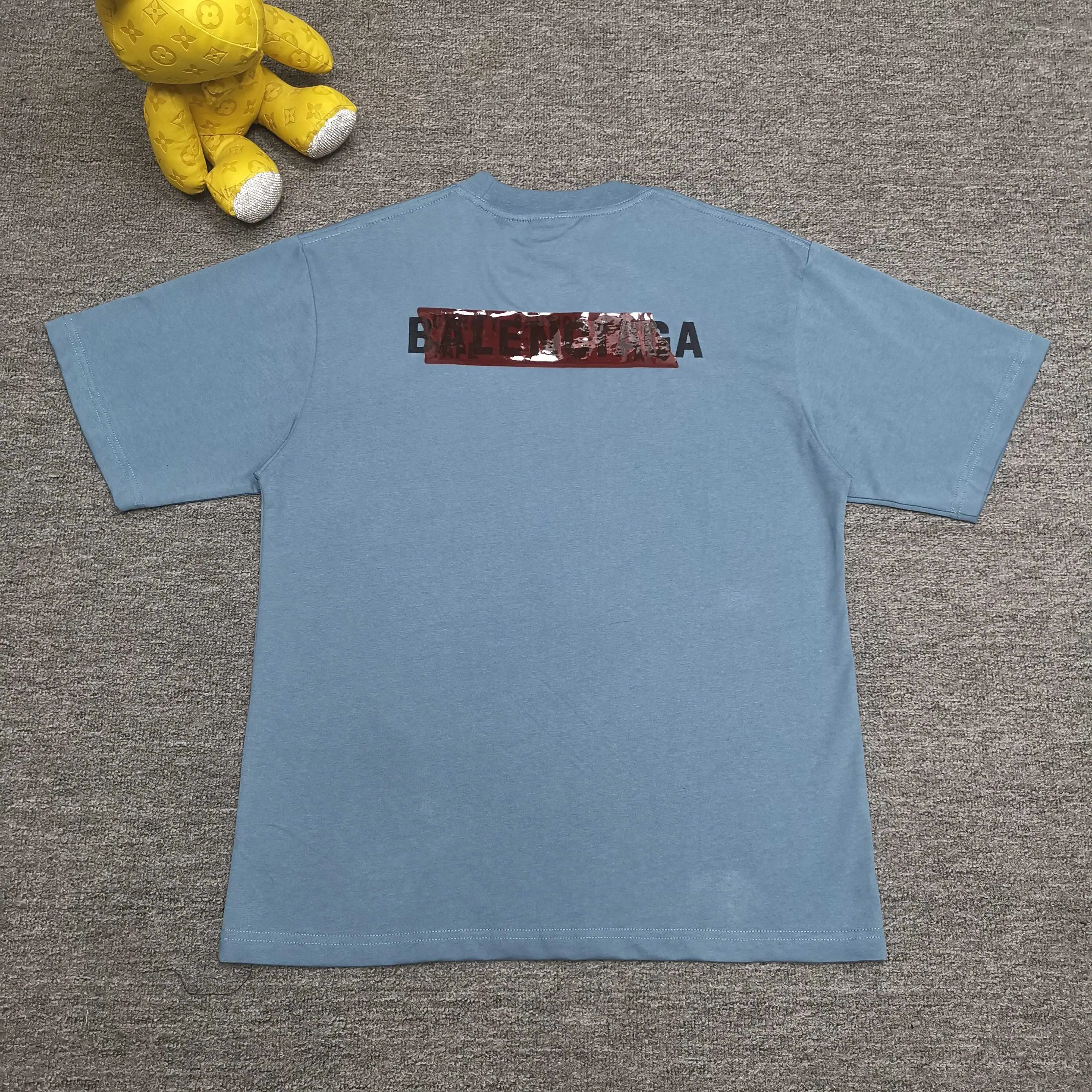 Top tested version ❤️BALENCI*GA/Paris #2025 new style, front and back letter LOGO embroidered tape taped short-sleeved T-shirt, full of design. Welcome to compare. The fabric is made of Paris ZP custom-woven and dyed cotton double yarn, with a weight of 260 grams. The cloth surface is clean. The cloth pattern is clear, soft and comfortable. The threads are dyed with no color difference. The classic letter LOGO is embroidered with imported Tajima embroidery machine. The tape is stamped with imported transparent glue. The effect is three-dimensional. Restore brick cabinets, adopt OS loose shoulder style. Same style for men and women. Color: black, sky blue, white. Size: XS S M L P280