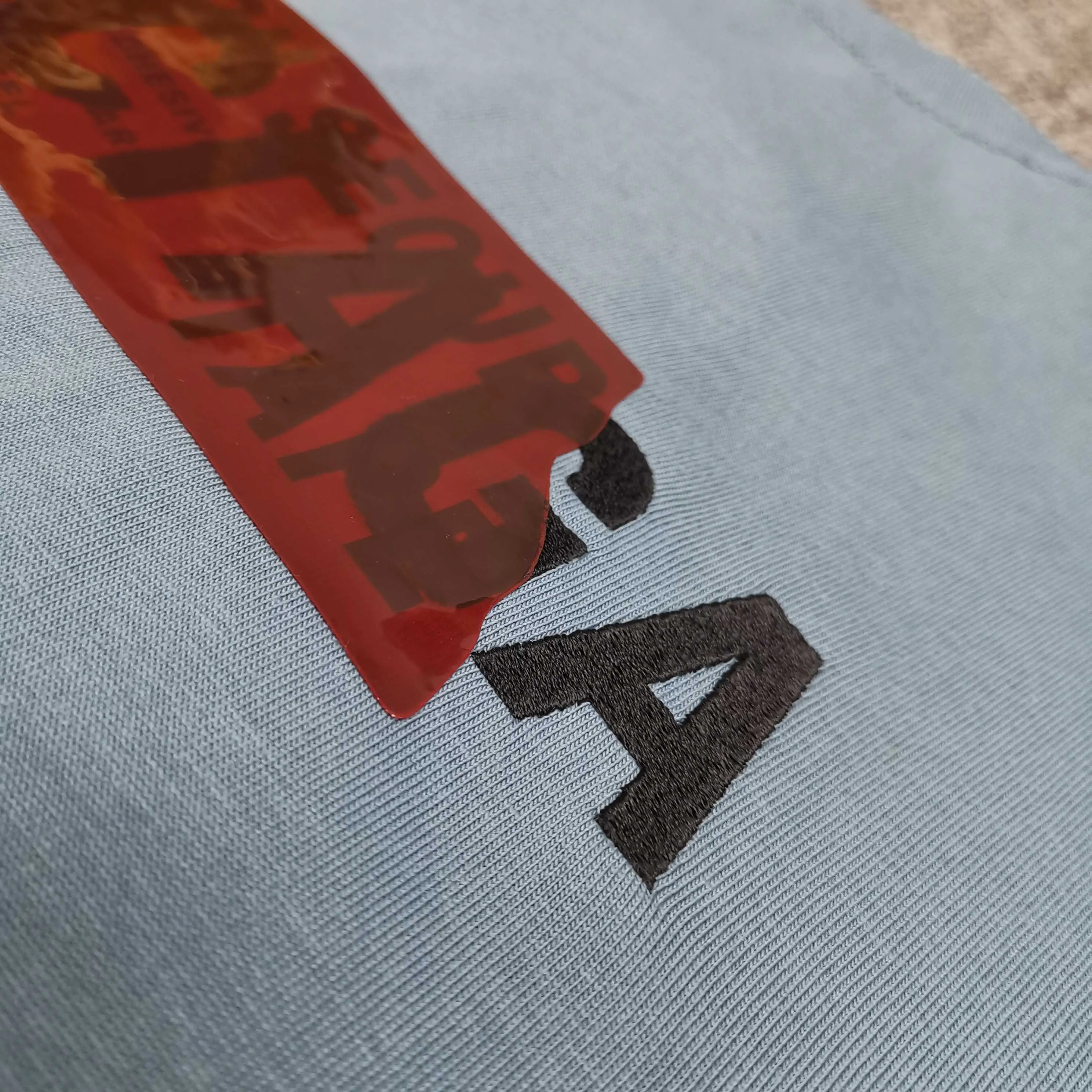 Top tested version ❤️BALENCI*GA/Paris #2025 new style, front and back letter LOGO embroidered tape taped short-sleeved T-shirt, full of design. Welcome to compare. The fabric is made of Paris ZP custom-woven and dyed cotton double yarn, with a weight of 260 grams. The cloth surface is clean. The cloth pattern is clear, soft and comfortable. The threads are dyed with no color difference. The classic letter LOGO is embroidered with imported Tajima embroidery machine. The tape is stamped with imported transparent glue. The effect is three-dimensional. Restore brick cabinets, adopt OS loose shoulder style. Same style for men and women. Color: black, sky blue, white. Size: XS S M L P280