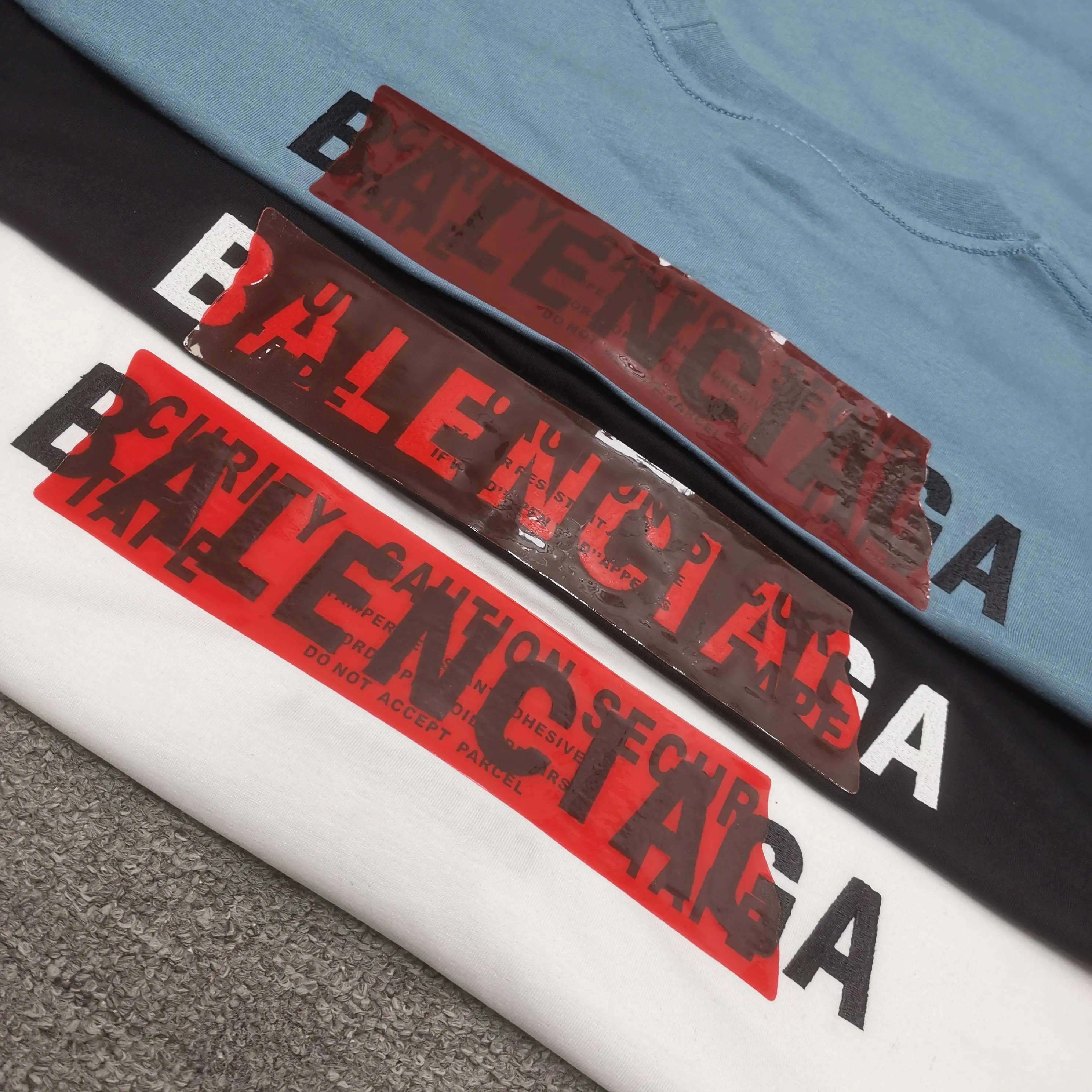 Top tested version ❤️BALENCI*GA/Paris #2025 new style, front and back letter LOGO embroidered tape taped short-sleeved T-shirt, full of design. Welcome to compare. The fabric is made of Paris ZP custom-woven and dyed cotton double yarn, with a weight of 260 grams. The cloth surface is clean. The cloth pattern is clear, soft and comfortable. The threads are dyed with no color difference. The classic letter LOGO is embroidered with imported Tajima embroidery machine. The tape is stamped with imported transparent glue. The effect is three-dimensional. Restore brick cabinets, adopt OS loose shoulder style. Same style for men and women. Color: black, sky blue, white. Size: XS S M L P280