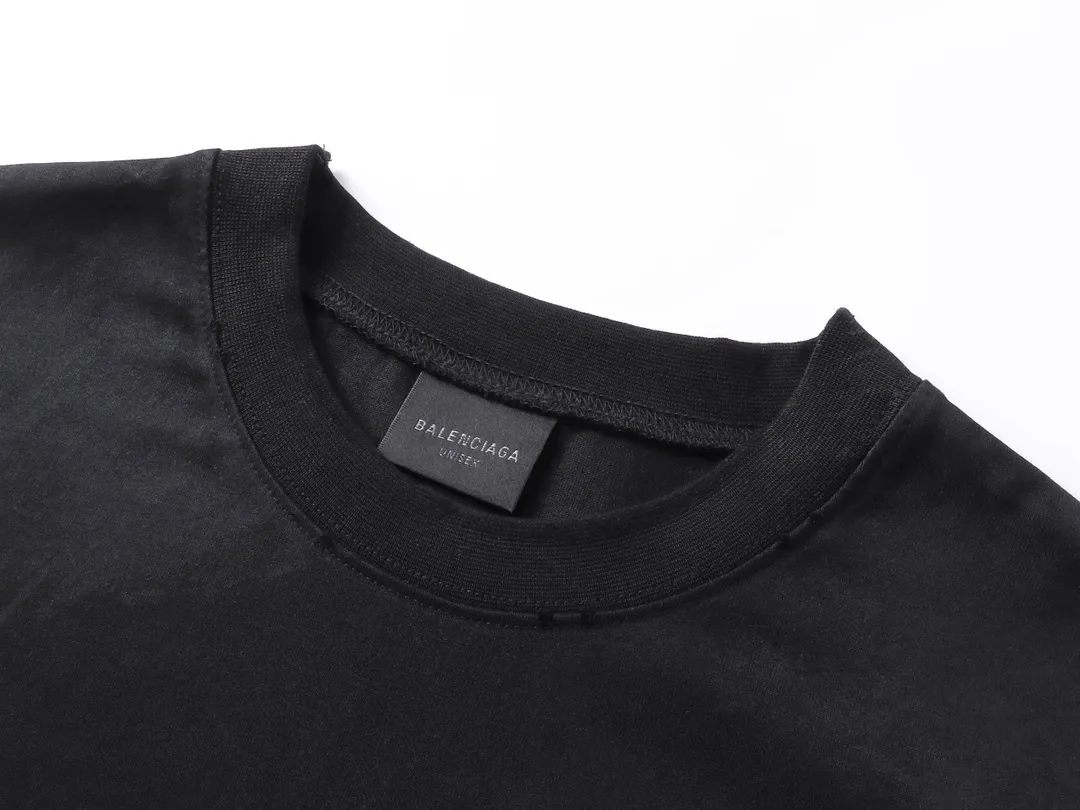 🅿️214 Actual pictures [Top version. Official website quality] BALENCI*GA/Paris. 25ss latest style front and rear direct spray printing, washed and worn, hand-painted splicing short-sleeved T-shirt. Develop genuine products in the first time. Notice! ️The new method of front and rear splicing is a huge difference in market currency. The brick cabinet is synchronized. The fabric is made of Paris ZP custom-woven and dyed cotton with double yarns and compact cotton. The weight is 260 grams. The cloth surface is clean. The cloth pattern is clear, soft and comfortable, and the threads are dyed with no color difference. The classic patterns on the front and back are directly printed using environmentally friendly imported materials, with a three-dimensional effect. Ready-to-wear, washed, distressed and hand-painted. Restored brick cabinets. Extra heavy craftsmanship. The version adopts OS loose shoulder design. The same style for men and women. Code: BL253635 Color: Black Size: XS S M L