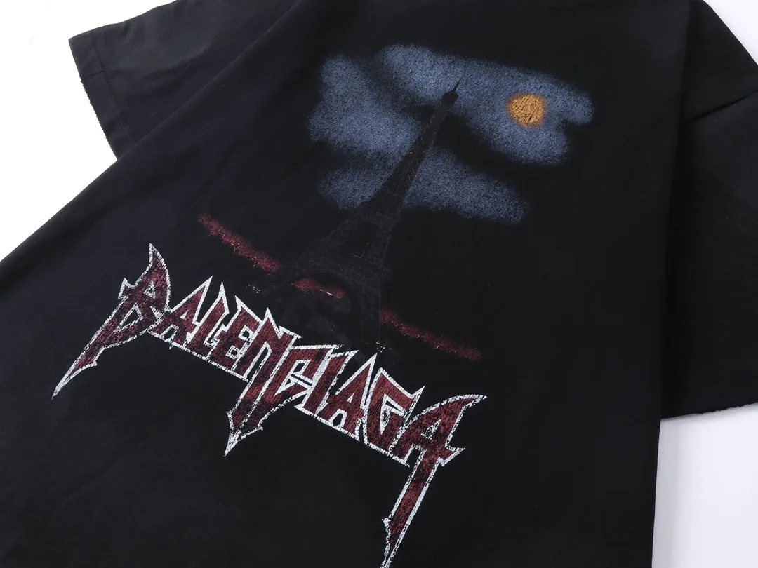 🅿️214 Actual pictures [Top version. Official website quality] BALENCI*GA/Paris. 25ss latest style front and rear direct spray printing, washed and worn, hand-painted splicing short-sleeved T-shirt. Develop genuine products in the first time. Notice! ️The new method of front and rear splicing is a huge difference in market currency. The brick cabinet is synchronized. The fabric is made of Paris ZP custom-woven and dyed cotton with double yarns and compact cotton. The weight is 260 grams. The cloth surface is clean. The cloth pattern is clear, soft and comfortable, and the threads are dyed with no color difference. The classic patterns on the front and back are directly printed using environmentally friendly imported materials, with a three-dimensional effect. Ready-to-wear, washed, distressed and hand-painted. Restored brick cabinets. Extra heavy craftsmanship. The version adopts OS loose shoulder design. The same style for men and women. Code: BL253635 Color: Black Size: XS S M L