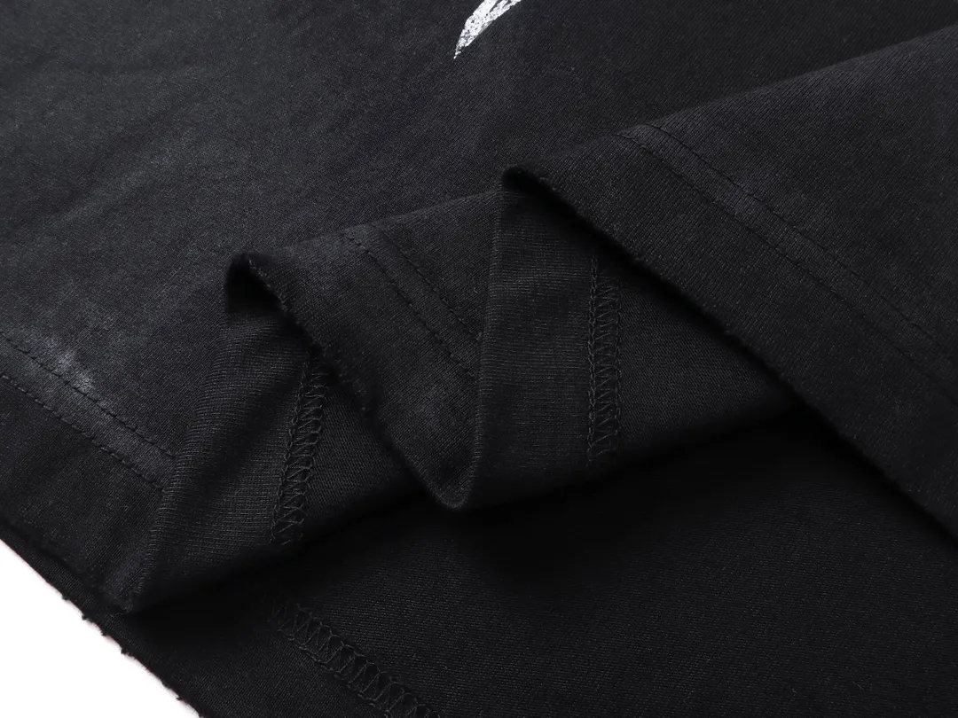 🅿️214 Actual pictures [Top version. Official website quality] BALENCI*GA/Paris. 25ss latest style front and rear direct spray printing, washed and worn, hand-painted splicing short-sleeved T-shirt. Develop genuine products in the first time. Notice! ️The new method of front and rear splicing is a huge difference in market currency. The brick cabinet is synchronized. The fabric is made of Paris ZP custom-woven and dyed cotton with double yarns and compact cotton. The weight is 260 grams. The cloth surface is clean. The cloth pattern is clear, soft and comfortable, and the threads are dyed with no color difference. The classic patterns on the front and back are directly printed using environmentally friendly imported materials, with a three-dimensional effect. Ready-to-wear, washed, distressed and hand-painted. Restored brick cabinets. Extra heavy craftsmanship. The version adopts OS loose shoulder design. The same style for men and women. Code: BL253635 Color: Black Size: XS S M L