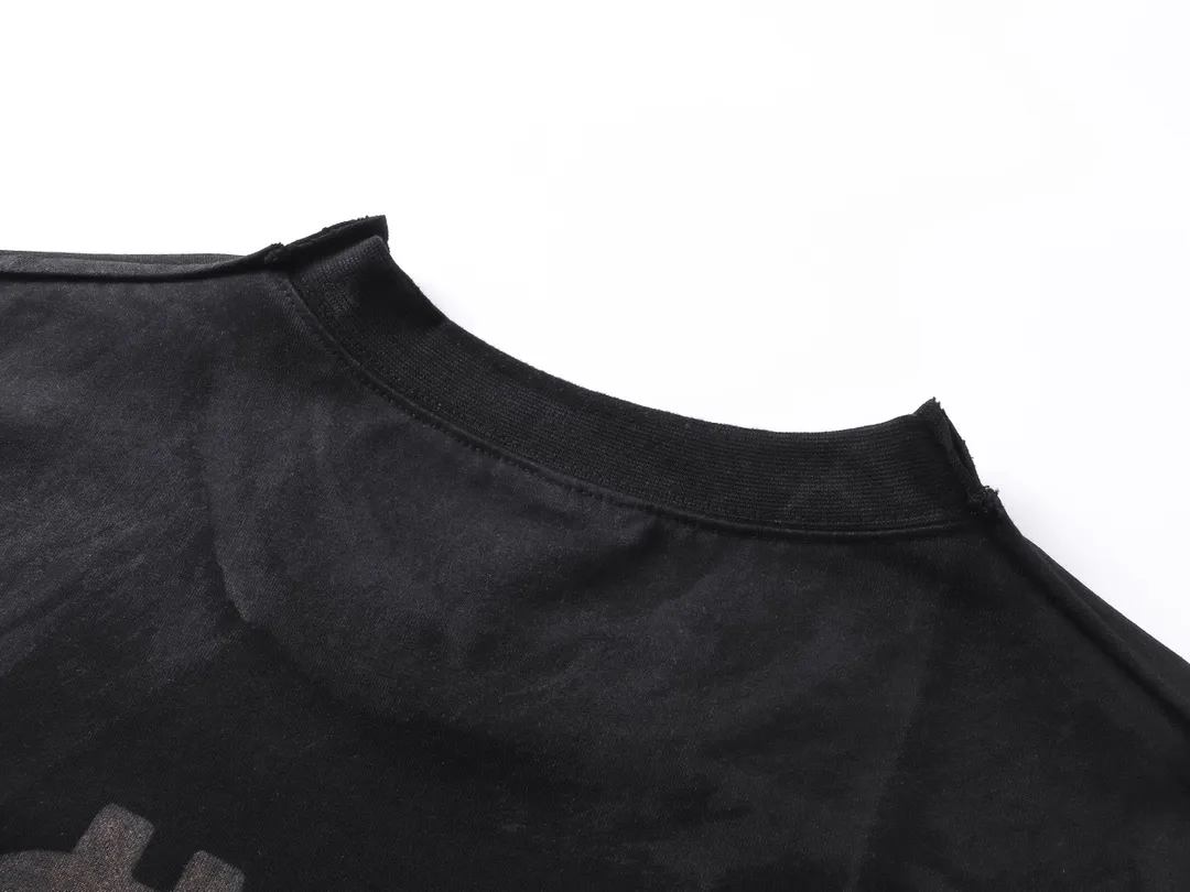 🅿️214 Actual pictures [Top version. Official website quality] BALENCI*GA/Paris. 25ss latest style front and rear direct spray printing, washed and worn, hand-painted splicing short-sleeved T-shirt. Develop genuine products in the first time. Notice! ️The new method of front and rear splicing is a huge difference in market currency. The brick cabinet is synchronized. The fabric is made of Paris ZP custom-woven and dyed cotton with double yarns and compact cotton. The weight is 260 grams. The cloth surface is clean. The cloth pattern is clear, soft and comfortable, and the threads are dyed with no color difference. The classic patterns on the front and back are directly printed using environmentally friendly imported materials, with a three-dimensional effect. Ready-to-wear, washed, distressed and hand-painted. Restored brick cabinets. Extra heavy craftsmanship. The version adopts OS loose shoulder design. The same style for men and women. Code: BL253635 Color: Black Size: XS S M L