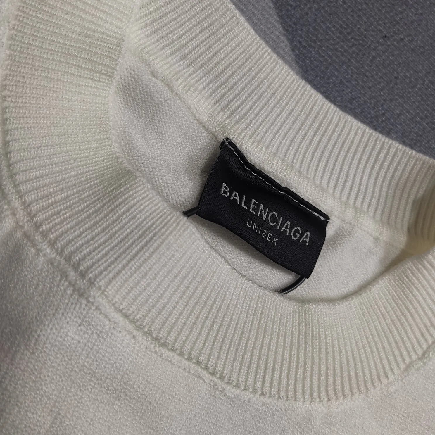 Top version Balenciaga FW24 SKIWEAR series LOGO embroidered round neck pullover long-sleeved sweater, loose fit, same style for men and women. The god of simplicity in Paris, a volume sought after by many stars. Lisa’s favorite basic short-sleeved Paris style, which has a very high appearance rate. Wear alone, paired with jeans, shorts, and sweatpants, it's a versatile style. Xiaohongshu, a hot item on INS, a must-have for Paris fans.  Using Tajima embroidery technology imported from Japan, the printing looks very three-dimensional and full, with no threads. Regardless of the size, the front and back letters can be expressed perfectly! The fabric is made of 460g pure cotton combed terry fabric!  A complete set of customized tags, collar tags, washed, plastic bags, and most importantly, a complete set of bags, tag codes, and codes are all authentic.  Color: Black White Size: SML P:370