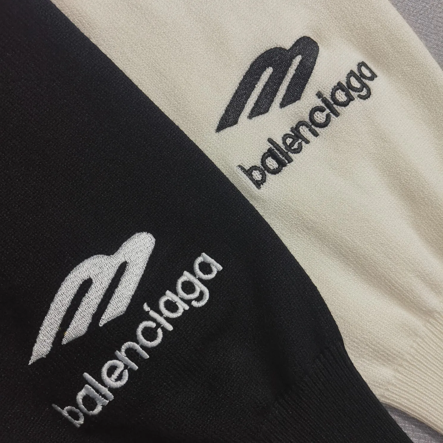 Top version Balenciaga FW24 SKIWEAR series LOGO embroidered round neck pullover long-sleeved sweater, loose fit, same style for men and women. The god of simplicity in Paris, a volume sought after by many stars. Lisa’s favorite basic short-sleeved Paris style, which has a very high appearance rate. Wear alone, paired with jeans, shorts, and sweatpants, it's a versatile style. Xiaohongshu, a hot item on INS, a must-have for Paris fans.  Using Tajima embroidery technology imported from Japan, the printing looks very three-dimensional and full, with no threads. Regardless of the size, the front and back letters can be expressed perfectly! The fabric is made of 460g pure cotton combed terry fabric!  A complete set of customized tags, collar tags, washed, plastic bags, and most importantly, a complete set of bags, tag codes, and codes are all authentic.  Color: Black White Size: SML P:370