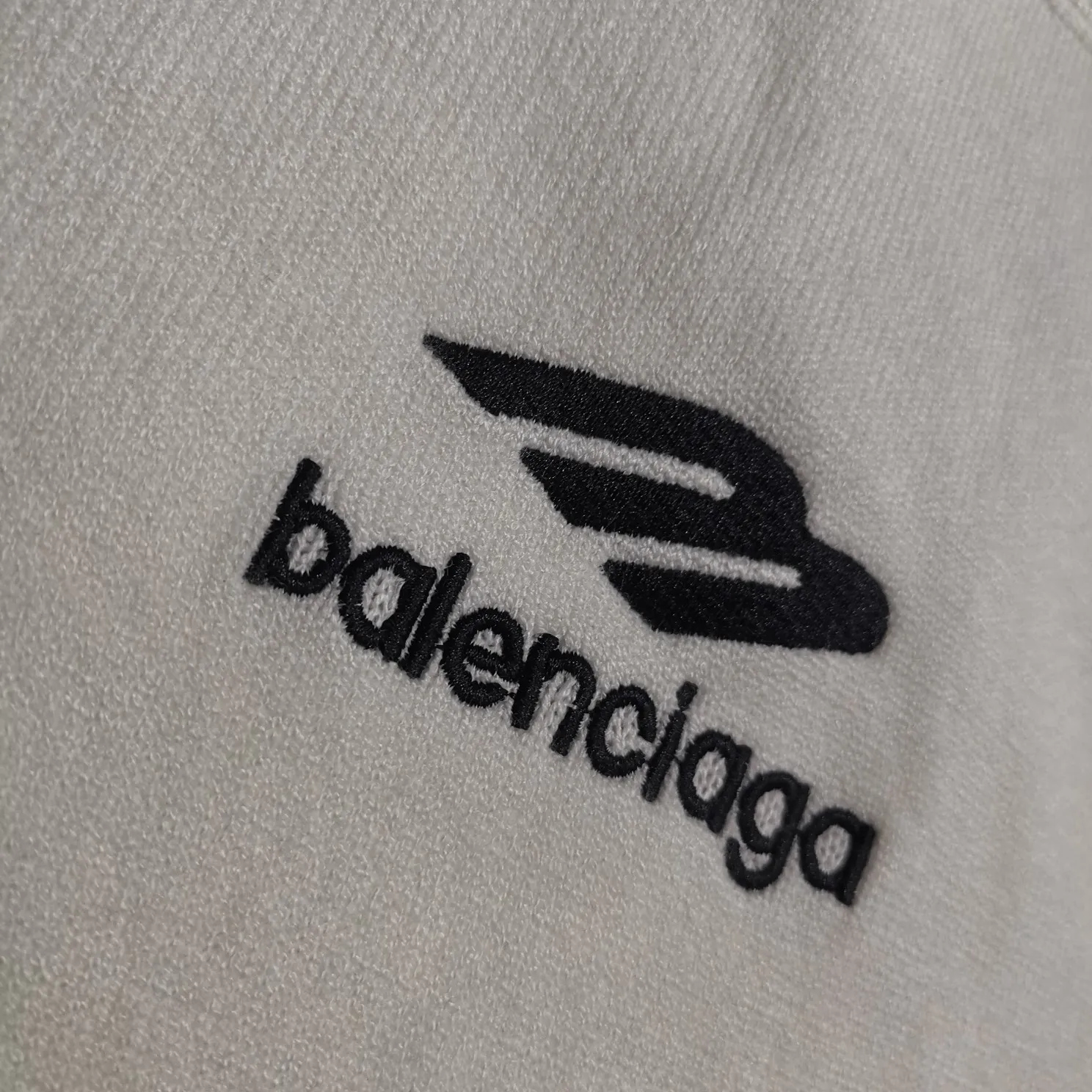 Top version Balenciaga FW24 SKIWEAR series LOGO embroidered round neck pullover long-sleeved sweater, loose fit, same style for men and women. The god of simplicity in Paris, a volume sought after by many stars. Lisa’s favorite basic short-sleeved Paris style, which has a very high appearance rate. Wear alone, paired with jeans, shorts, and sweatpants, it's a versatile style. Xiaohongshu, a hot item on INS, a must-have for Paris fans.  Using Tajima embroidery technology imported from Japan, the printing looks very three-dimensional and full, with no threads. Regardless of the size, the front and back letters can be expressed perfectly! The fabric is made of 460g pure cotton combed terry fabric!  A complete set of customized tags, collar tags, washed, plastic bags, and most importantly, a complete set of bags, tag codes, and codes are all authentic.  Color: Black White Size: SML P:370