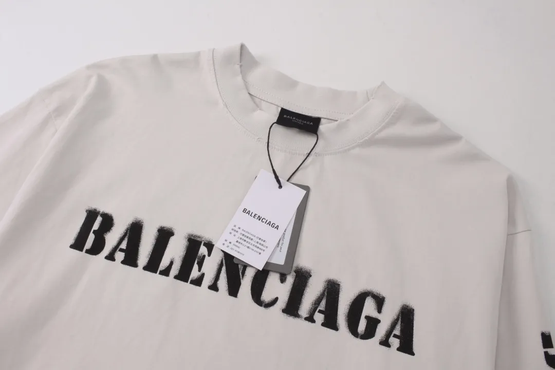 🅿️250 BALENCI*GA Paris blurred letter logo printed distressed long sleeves. The fabric is made of Paris custom-woven and dyed double-yarn pure cotton. The weight is 280g. The thread is custom-woven and dyed without color difference before and after. The printing uses environmentally friendly imported material printing dot direct injection technology. Two high-temperature setting washes. os dropped shoulders and loose version. Same style for men and women -Color: black, off-white -SIZE: XS S M L Style No. 8605#