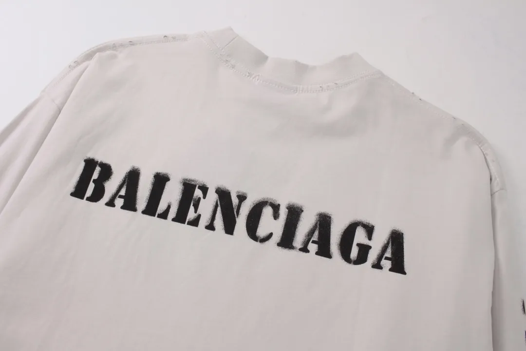 🅿️250 BALENCI*GA Paris blurred letter logo printed distressed long sleeves. The fabric is made of Paris custom-woven and dyed double-yarn pure cotton. The weight is 280g. The thread is custom-woven and dyed without color difference before and after. The printing uses environmentally friendly imported material printing dot direct injection technology. Two high-temperature setting washes. os dropped shoulders and loose version. Same style for men and women -Color: black, off-white -SIZE: XS S M L Style No. 8605#