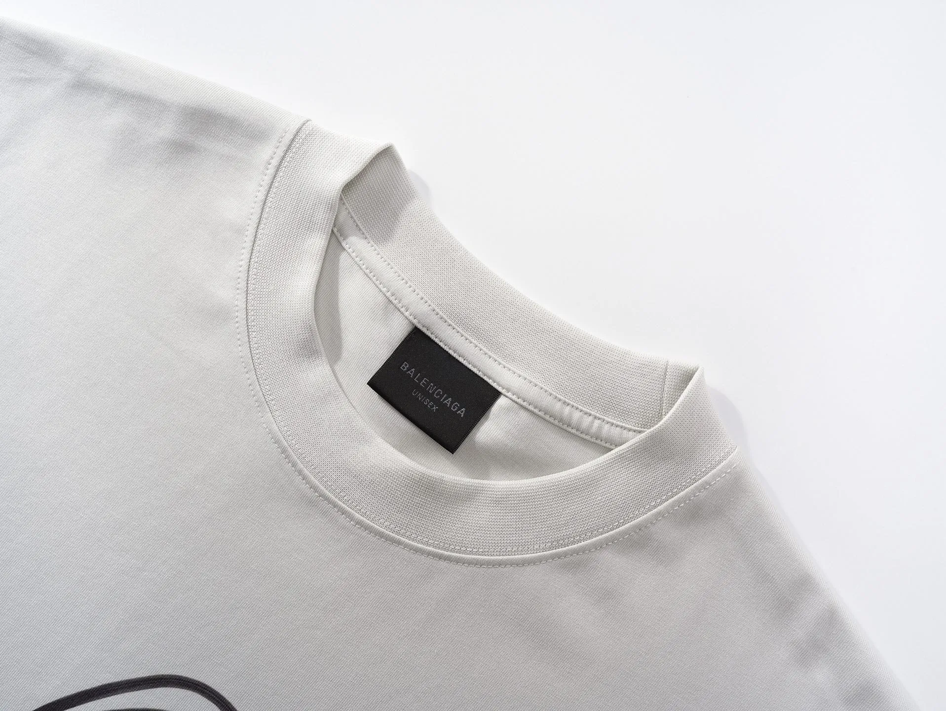 🅿️180 real photos [Top version. Official website quality] BALENCI*GA/Paris. SS25 latest model, Paris handbag front and back direct-printed short-sleeved T-shirt. Brick cabinet synchronization. Genuine product developed at the first time, welcome to compare! . The fabric is made of Paris ZP custom-woven and dyed cotton double yarn. Weighing 260 grams, the cloth surface is clean. The cloth pattern is clear, soft and comfortable. The threads are dyed with no color difference. The printing uses direct-injection environmentally friendly imported materials. The letters are clear and the effect is three-dimensional. The version adopts OS loose shoulder design. Same style for men and women. Code: BL253659 Color: gray and white Size: XS S M L