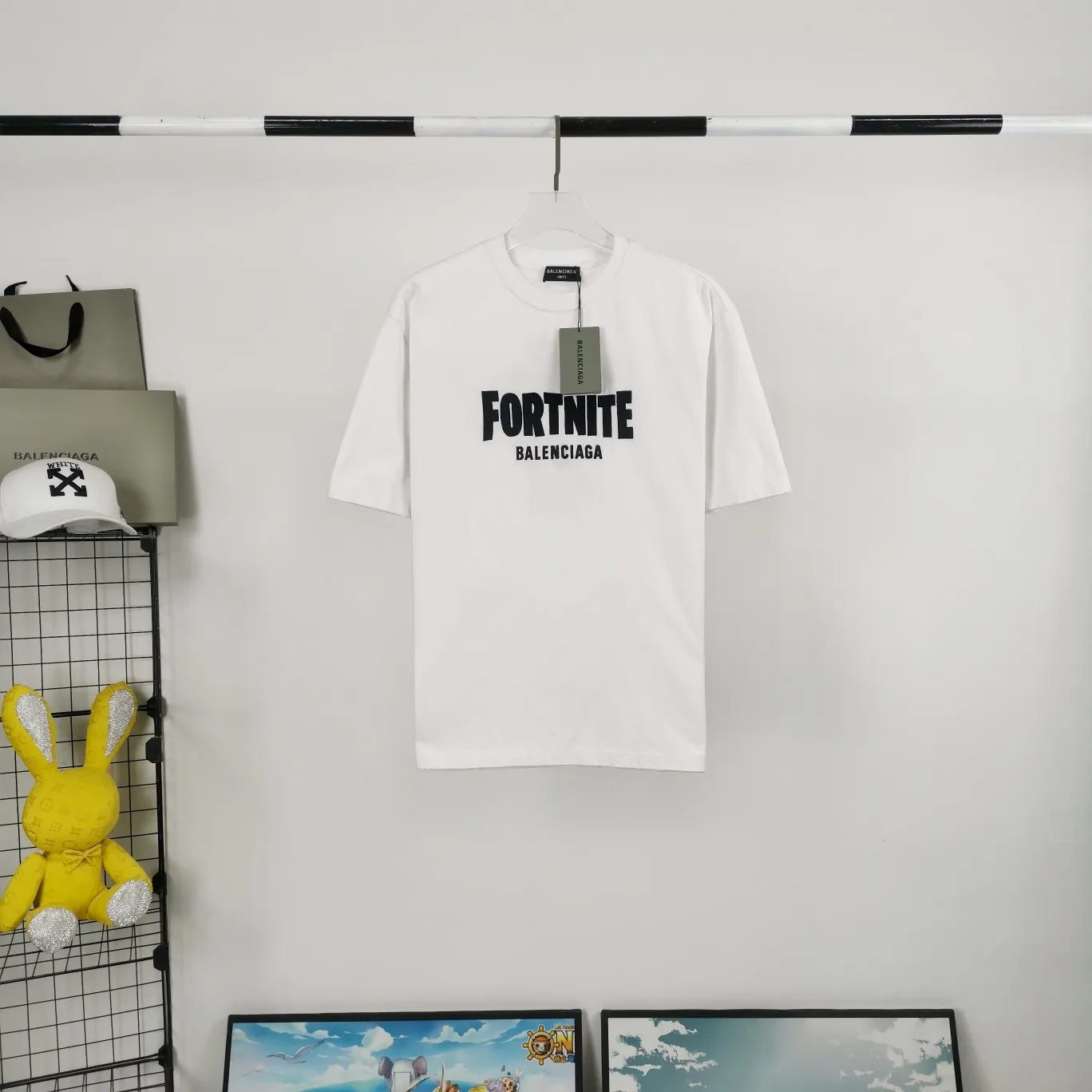 [New arrival] The top tested version of BALENCIAGA FORTNITE 10,000-needle embroidery for men and women, the same pure cotton loose short-sleeved T-shirt for men and women. The printing on the front and back all uses 3S cherry blossom thread, and the machine uses Tajima embroidery machine imported from Japan. You can see the accuracy of the embroidery. There are no connecting lines between each letter, and the mold is arranged separately. Each letter/word is a printing group. The thread is cut after being embroidered, and there is absolutely no connecting line to embroider the next group. Therefore, the overall printing is refreshing and clear. The cost is huge, and the front and back printing takes an average of 10 minutes per set. One machine can produce 6 pieces per hour. The fabric is made of 24S 260g double yarn cotton fabric, which is full of drape and has good sweat absorption and breathability. Color: black, red Size: XS-L P:280