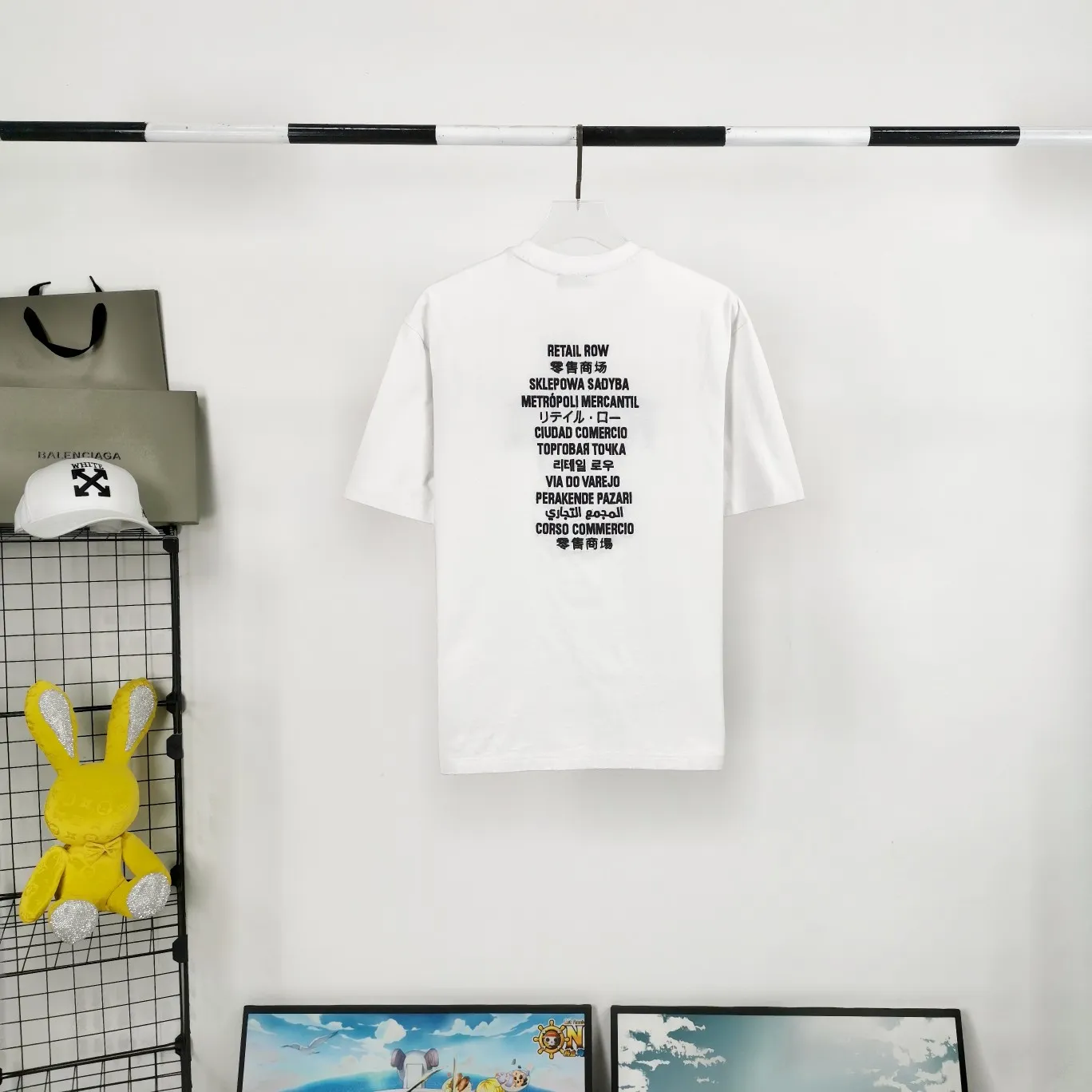[New arrival] The top tested version of BALENCIAGA FORTNITE 10,000-needle embroidery for men and women, the same pure cotton loose short-sleeved T-shirt for men and women. The printing on the front and back all uses 3S cherry blossom thread, and the machine uses Tajima embroidery machine imported from Japan. You can see the accuracy of the embroidery. There are no connecting lines between each letter, and the mold is arranged separately. Each letter/word is a printing group. The thread is cut after being embroidered, and there is absolutely no connecting line to embroider the next group. Therefore, the overall printing is refreshing and clear. The cost is huge, and the front and back printing takes an average of 10 minutes per set. One machine can produce 6 pieces per hour. The fabric is made of 24S 260g double yarn cotton fabric, which is full of drape and has good sweat absorption and breathability. Color: black, red Size: XS-L P:280